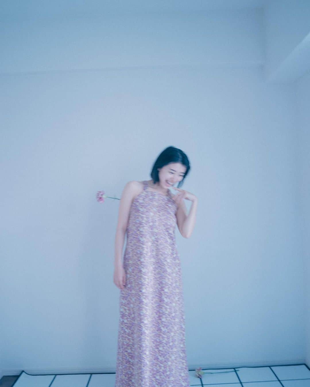 林響太朗さんのインスタグラム写真 - (林響太朗Instagram)「花と背中のスキマ　#鳴海唯 #portrait #flower #photography」5月22日 18時15分 - kyotaro_photo