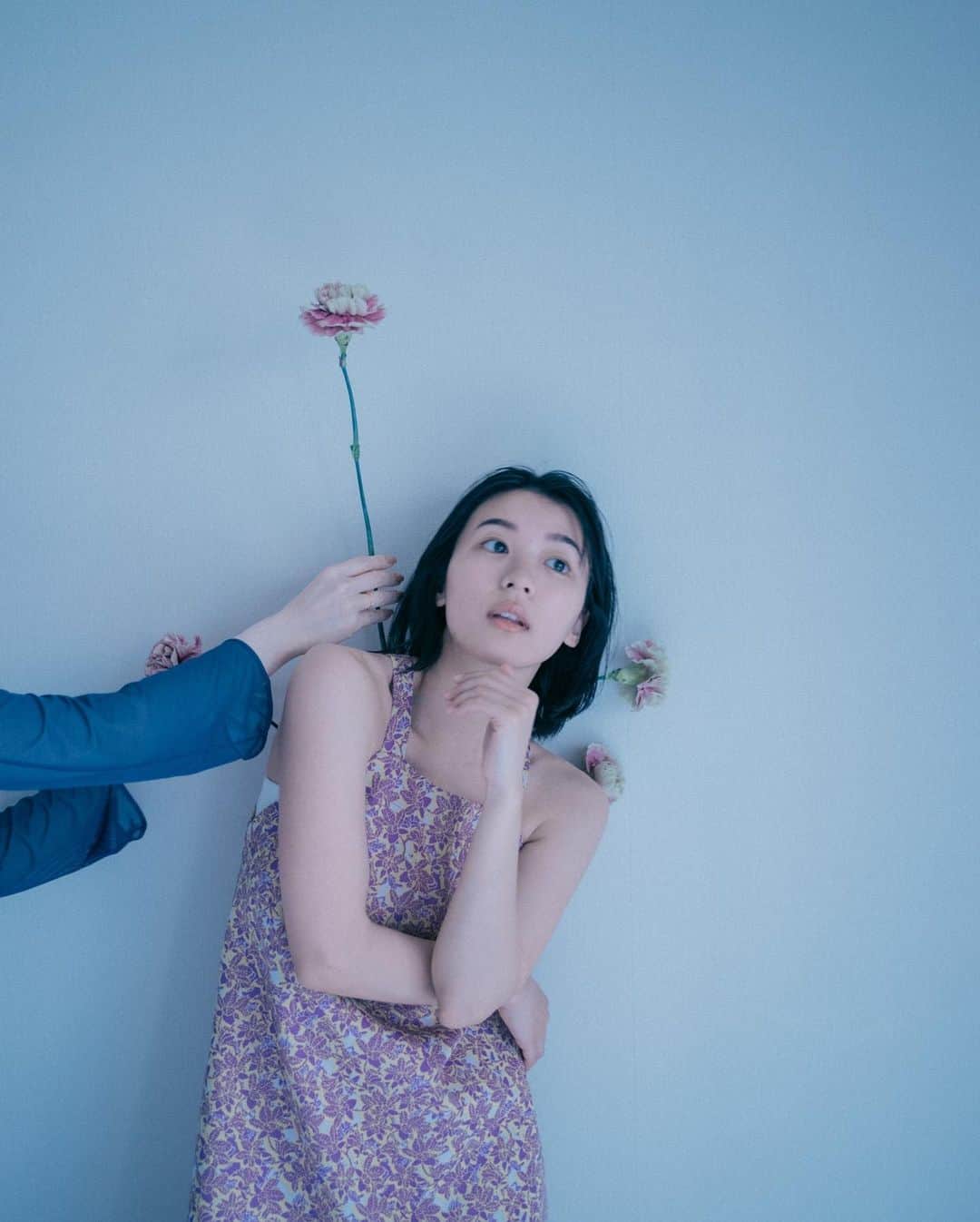 林響太朗さんのインスタグラム写真 - (林響太朗Instagram)「花と背中のスキマ　#鳴海唯 #portrait #flower #photography」5月22日 18時15分 - kyotaro_photo