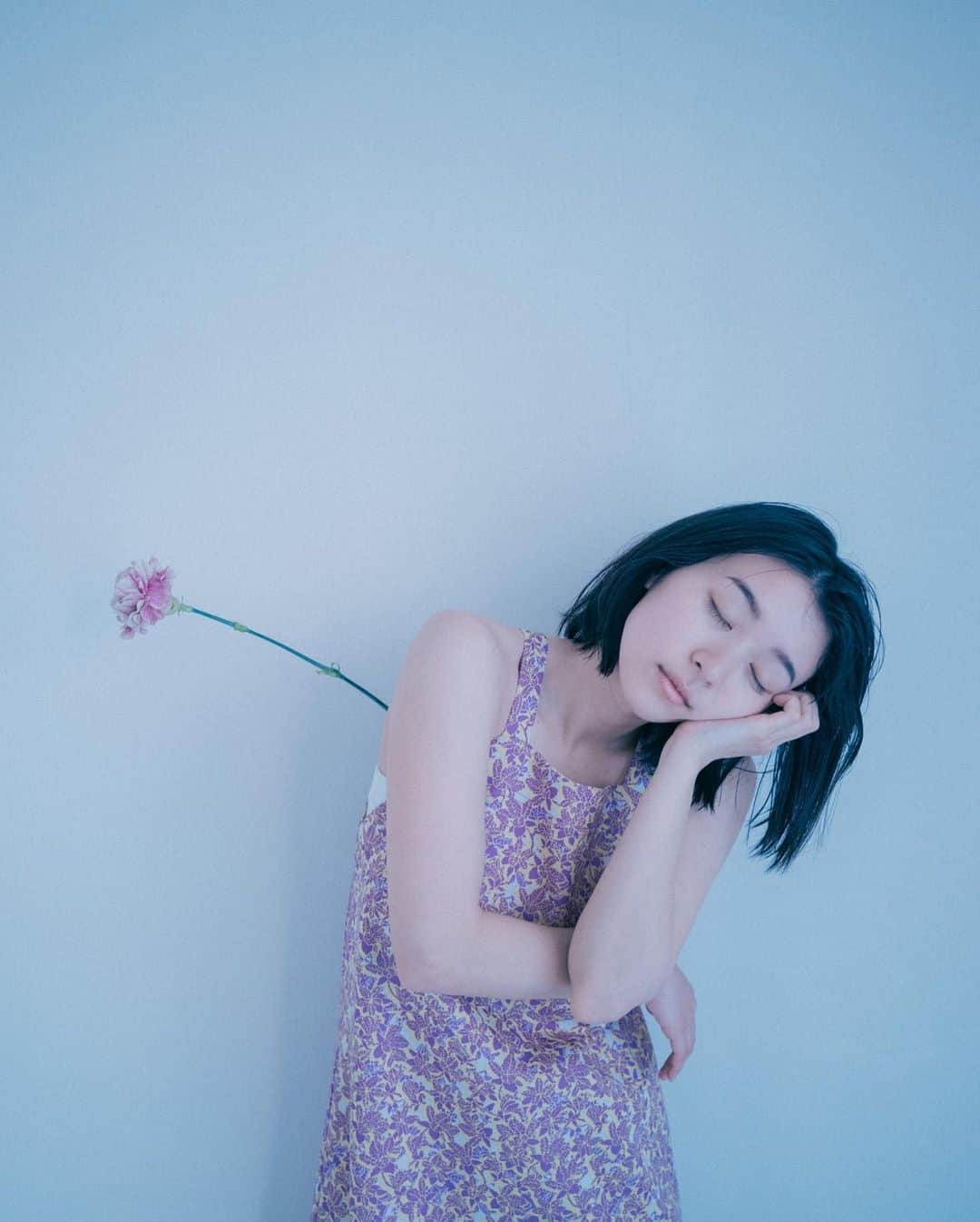 林響太朗さんのインスタグラム写真 - (林響太朗Instagram)「花と背中のスキマ　#鳴海唯 #portrait #flower #photography」5月22日 18時15分 - kyotaro_photo