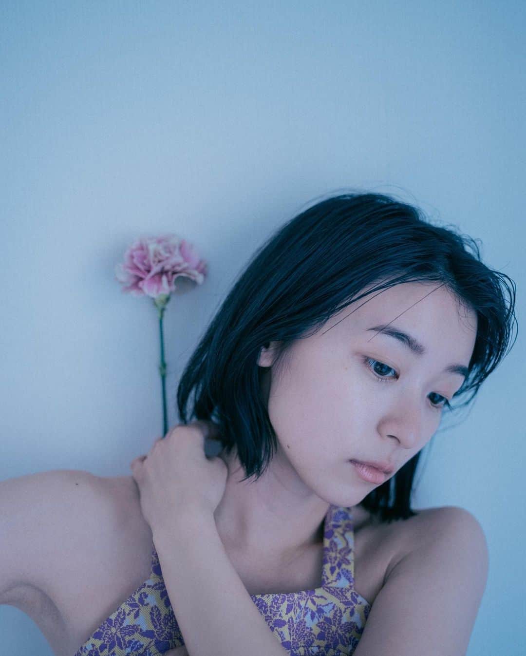 林響太朗さんのインスタグラム写真 - (林響太朗Instagram)「花と背中のスキマ　#鳴海唯 #portrait #flower #photography」5月22日 18時15分 - kyotaro_photo