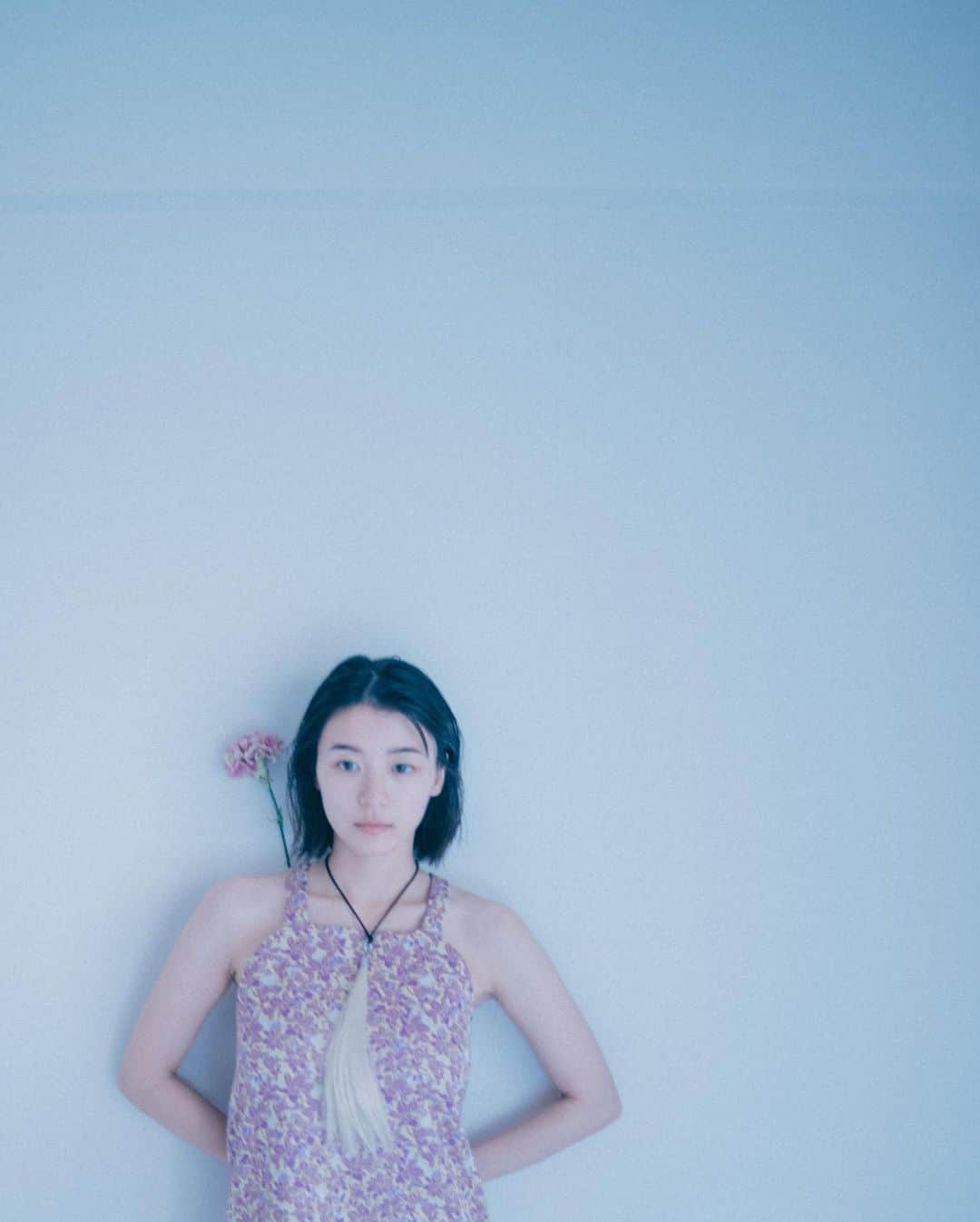 林響太朗さんのインスタグラム写真 - (林響太朗Instagram)「花と背中のスキマ　#鳴海唯 #portrait #flower #photography」5月22日 18時15分 - kyotaro_photo
