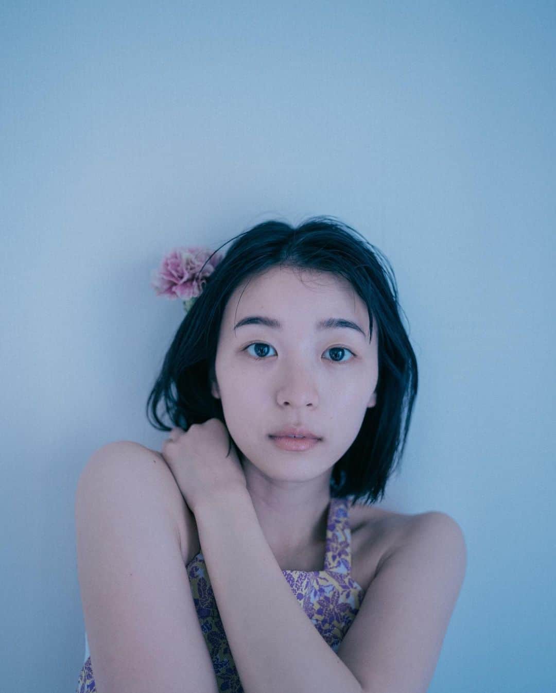 林響太朗さんのインスタグラム写真 - (林響太朗Instagram)「花と背中のスキマ　#鳴海唯 #portrait #flower #photography」5月22日 18時15分 - kyotaro_photo
