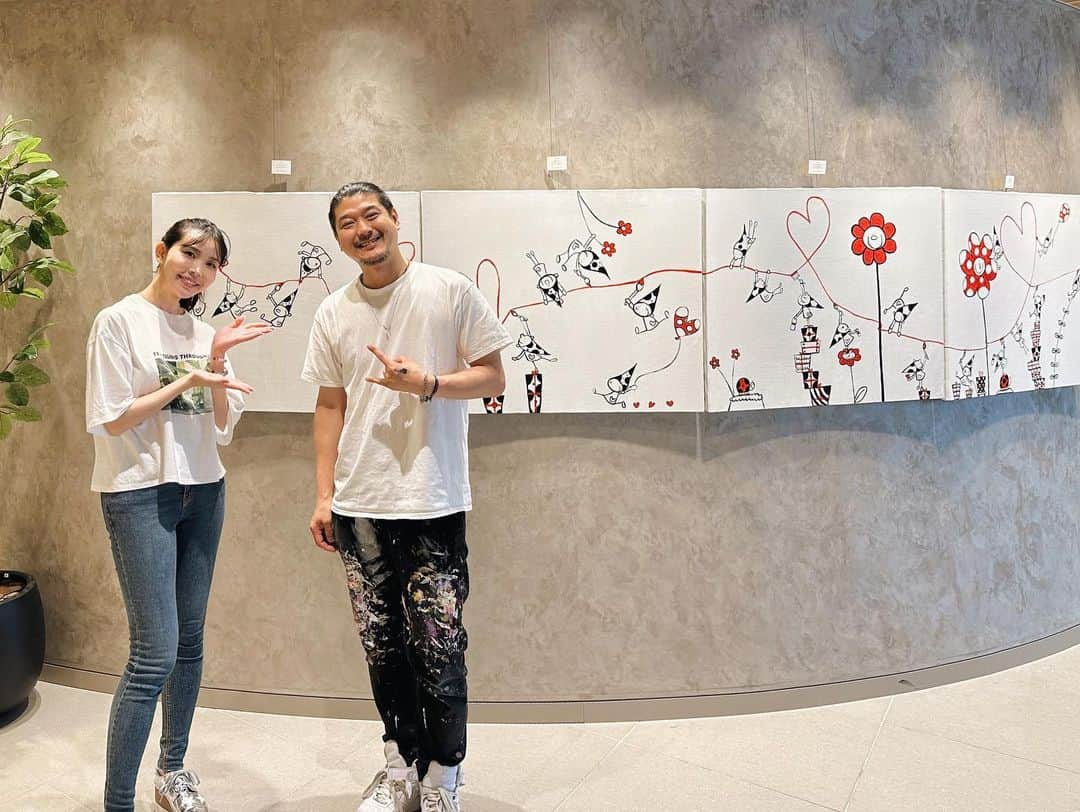 児玉アメリア彩のインスタグラム：「【五十嵐岳 原画展へ🎨】 ⁡ 仲良しのアーティスト がくちゃんの個展@銀座三越 に行ってきました🍃 ⁡ ⁡ がくちゃんらしいポップなテイストが 百貨店のギャラリーならではの迫力ある大きなキャンバスで表現されているのが圧巻…！ ⁡ これまでにない色使いの作品もたくさんあって、おもちゃ箱をひっくり返したような賑やかでハッピーな空間に🧸💛 原画なので質感も近くで見られるのが楽しい。 がくちゃんの活躍にはいつも元気と刺激をもらっている🫶🏻 ⁡ 次の個展も楽しみだなぁ ⁡ ⁡ ⁡ #gakuigarashi #五十嵐岳 #銀座三越 #百貨店イベント #絵画 #絵画のある暮らし #アート #現代アート」