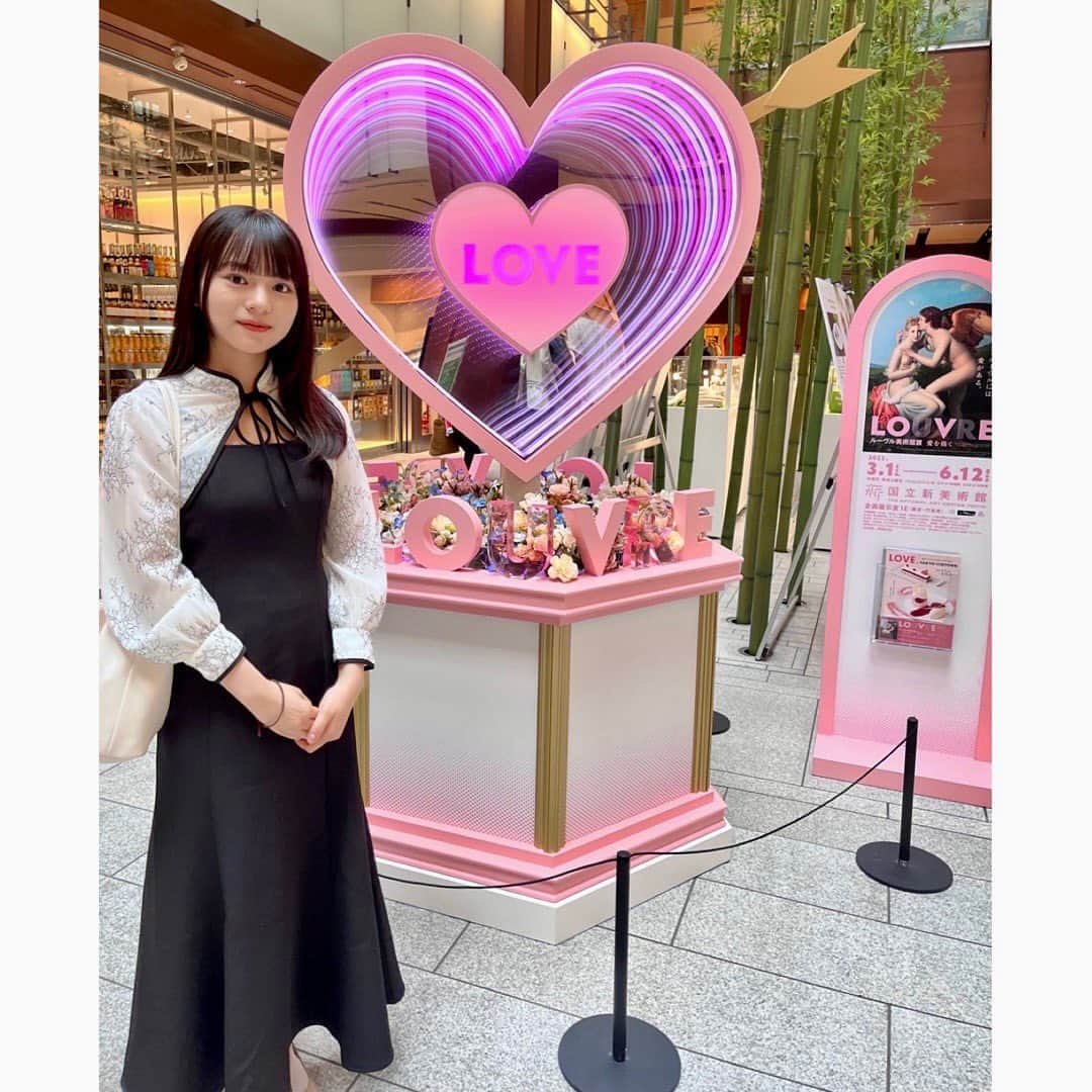 柿澤ゆりあのインスタグラム：「⁡ ⁡ ずっと気になっていた ルーブル美術館展に行ってきました！ ⁡ 沢山の「愛」を絵画を通して感じられて、 いつか本場のルーブル美術館にも実際に 行ってみたいと強く思いました。   私は神話が大好きなので、ギリシャ神話や ローマ神話を題材とした神話画が観ていて 特に感動しました！ ⁡ ⁡ #ルーブル美術館展 #国立新美術館」