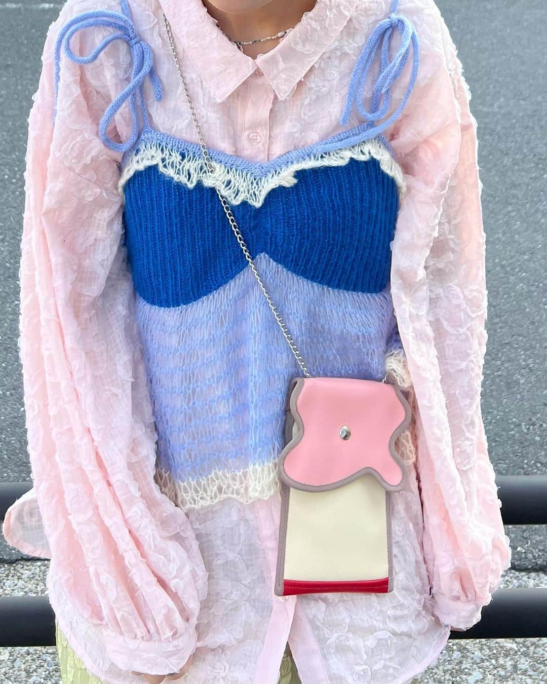 光永のインスタグラム：「ゴテゴテ可愛いもの詰め合わせコーデ🦩🌺 水色散りばめてうっすらまとめようとしています。生地がどれもかわいくて好きです。 重めの靴合わせてるのも骨格ナチュラル的なポイントですね。 ㅤㅤㅤㅤㅤㅤㅤㅤㅤㅤㅤㅤ シャツ、スカート：#merryjenny ビスチェ：#atmospink ポーチ：#norienomoto  ローファー：#emoda イヤリング：#chouchoumarina ㅤㅤㅤㅤㅤㅤㅤㅤㅤㅤㅤㅤ #ootd #レイヤードコーデ #春夏コーデ #骨格ナチュラルコーデ #ピンクコーデ #ビスチェコーデ」