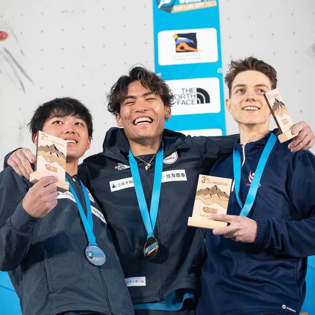 楢崎智亜のインスタグラム：「What a day‼️🏆 I have been able to control myself perfectly.😎✌🏻  I'm glad to my first victory of this season.   I'm getting better and better.🔥 Phycked for complete 3 more Worldcups!!🇨🇿🇮🇹🇦🇹  Thank you for huge crowed!! Love this atmosphere‼︎🇺🇸  WORLDCUP ソルトレイク大会 優勝することが出来ました‼️🏆  予選から終始自分をコントロールすることが出来て、今シーズン初優勝は嬉しいです😎✌🏻シーズンを通してどんどん調子が上がっているのでWORLDCUPヨーロッパ3連戦が今から楽しみです！  沢山の応援ありがとうございました！  photo by @xsloba」