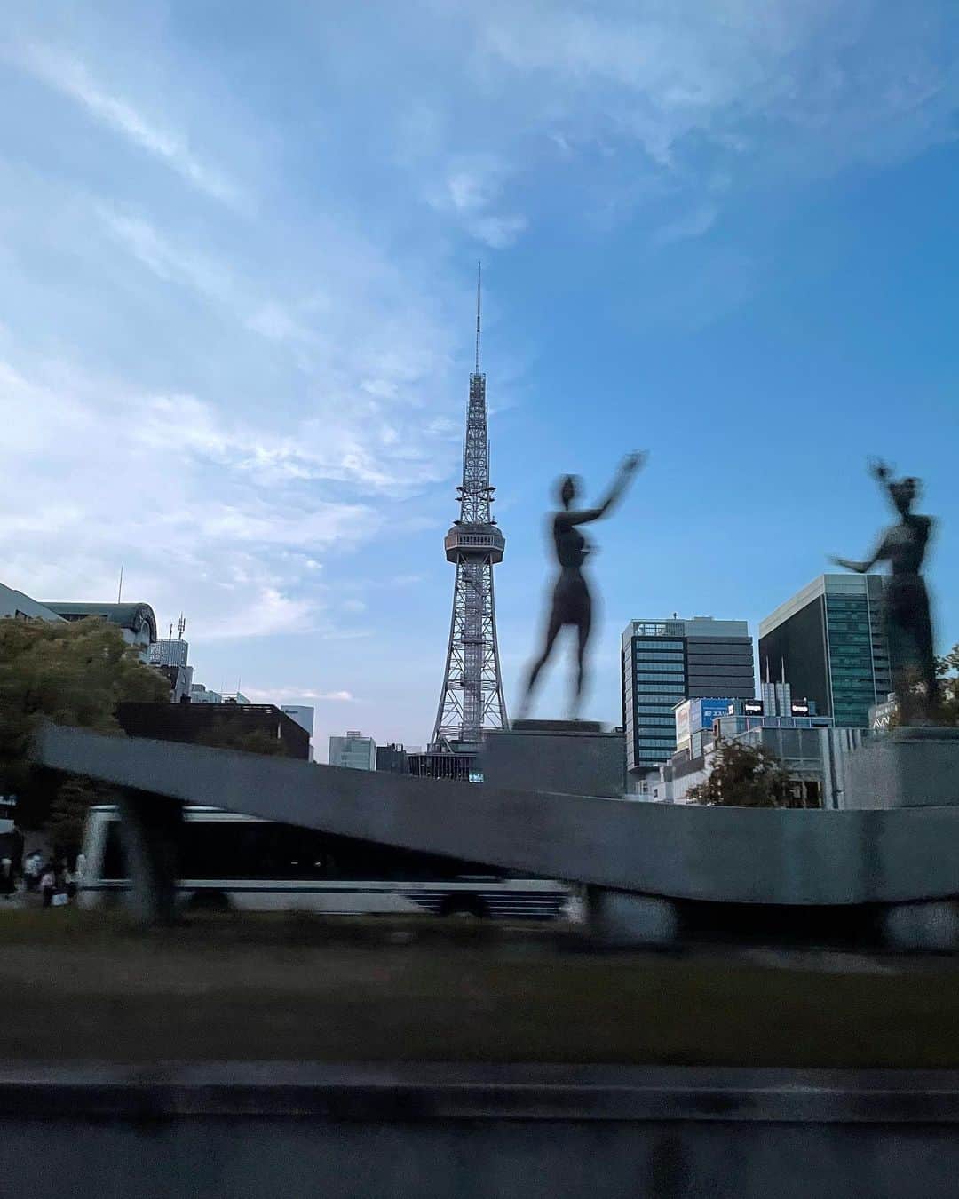 香取慎吾のインスタグラム：「車窓からの写真 今度は歩いてみたい  #BlackRabbit in名古屋」