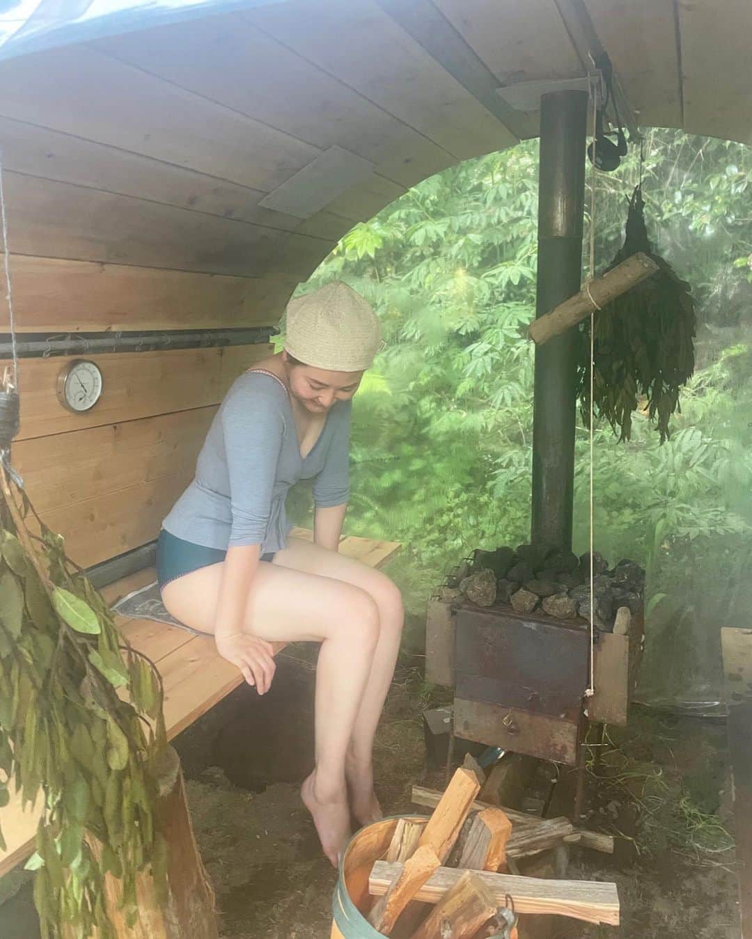 佐藤香菜さんのインスタグラム写真 - (佐藤香菜Instagram)「日曜日の、森の中のサウナ🧖‍♀️ わたしはものすごくサウナ通というわけじゃないんだけど ありがたいことに、外気浴が森林の中！っていう サウナ経験が続いていて マイナスイオンを浴びて深呼吸するってスバラシイ...と思った昨日。 場所は @3tosaya なだけに、ここの蒸留所で作られた スピリッツをロウリュに使用。植物の香りを嗅ぎながら 汗をかけない体質のわたしもじんわり発汗。  サウナハットと、お尻の下にひいたサウナマットは フィンランドの　@lapuankankurit_jp 6月11日(日),12日(月)にラプアンカンクリ表参道店で イベントします☺️みなさまお待ちしてます〜」5月22日 18時29分 - kana__sato622