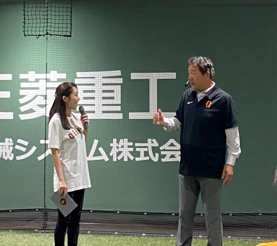 阿部智帆のインスタグラム：「🧡 川口和久さんをお迎えした「スポドリ‼︎レジェンズ野球教室」  3度の奪三振王・通算139勝を誇るレジェンド✨ 川口さんによる手取り足取りの熱血指導に 参加された皆さんは緊張しながらも笑顔が溢れていました☺️  なんと次回からは CLUB GIANTSのKIDS MEMBERにも参加のチャンスが🤩 6月4日の観戦チケットをお持ちの方は、ぜひご応募を♡‼︎  そして試合は 松井颯投手が、育成新人投手ではセ・リーグ史上初となる プロ初登板初勝利✨おめでとうございます！ 華々しいデビューで、チームも５連勝・3位浮上❤️‍🔥  最高の１日に、乾杯🍺💕  #giants」