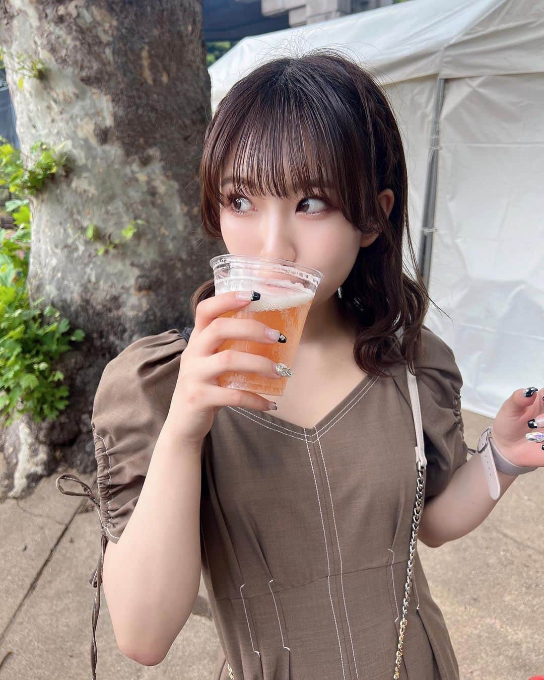星野理沙のインスタグラム：「🍺  このビール飲んでるの動画もあるんだけどTwitterに載せたら見てくれますか？🍺🍺  いくらでも食べられるじゃん！って日と今日咀嚼したくないわって日があります 今は毎日たくさんご飯を食べています🍩笑 ワンマン準備でたくさん動いてるから良きってことで！！笑  前髪長めの流しが1番自分の顔に合ってると思うんだけど、 衣装着るとやっぱりもう少し量があったほうがいいなーって思って今はシースルーのぱっつんにしてます🎀 ワンマン終わったらエクステつけてロングにしようかなーーー髪の毛切りたい気持ちもあるんだけど、もーちょっと伸ばしてみようかな… ワンマンの日は可愛く髪の毛アレンジしてもらうのにしてて😉  ワンマン、気づいたら1年半ぶりで、 直前にどんな感情になるのかすっかり忘れてしまった、、、  『2回目がないことには後悔しない、楽しむだけ』 っていうとある元アイドルさんの言葉が響いてる！ワンマンはまたあるかもしれない、でもこの今の7人で作る4thワンマンはもう2度とないから、私も楽しもうって思った！でも、楽しむためにはたくさんの準備が必要だし、準備した上で最高のライブがお届けできるとも思うので…💌📮 残り８日しかないけど、やれること全部頑張ってる！特に新曲は歌詞にもダンスにも注目してほしい(1回の披露で2つも要求しちゃう、、、でもそのくらい見て欲しい)  生バンドでのワンマンも誰でもできるわけではないし、貴重な機会でやらせてもらえてるので楽しみにしてて！ワンマンならではの演出もたくさんあります。  生誕祭もそうだけど、私は1回1回のワンマンラしています。 ワンマンも生誕祭もアイドルになれば絶対にできるわけじゃないってことを身をもって体感してきてるから、ワンマンライブをやらせてもらえることが本当に嬉しいし、みんなの普段の応援があるから開催させてもらえてるのでみんなにいつも感謝してます。言葉で伝えるのは本当に難しいし、応援してくれる1人1人に伝えたい言葉は違うから、結局文字にするとありきたりな言葉になってしまうのですがどうしても君に伝えたい想いがあります。  私は昔から口下手というかストレートにしか感情や思ったことを表現することができなくて相手に対しての想いが重すぎる時が多いので普段はセーブしつつ、で、結局言いたいことが上手く言えないことがあって、、 アイドルになってからファンの方々に気持ちを伝える場面がたくさんあると思うんだけど、うまく伝わらないことがもどかしくて自分のボキャブラリーを増やすために本を読んだりスピーチを聞いたり普段の日常から“表現の幅”を増やしています。 でも言葉だけでも伝えきれない。自分の今までの人生でその気持ちを表現する言葉に出会ったことがない。そういう具現化できないどうしても伝えたい想いはステージの上のパフォーマンスで届けたいです。アイドルだからね🎤  5/30、新体制になってから1年、 ラブアグレッションになってから約3年、 アイドルになってから約5年、 全部の想いを詰めて新宿BLAZEのステージでライブします！  5/30(火) バンド編成 4thワンマンライブ  お仕事や学校終わり、途中からでも大丈夫です。ラブアグ見たことなくても、久々でも楽しませます！お待ちしてます！」