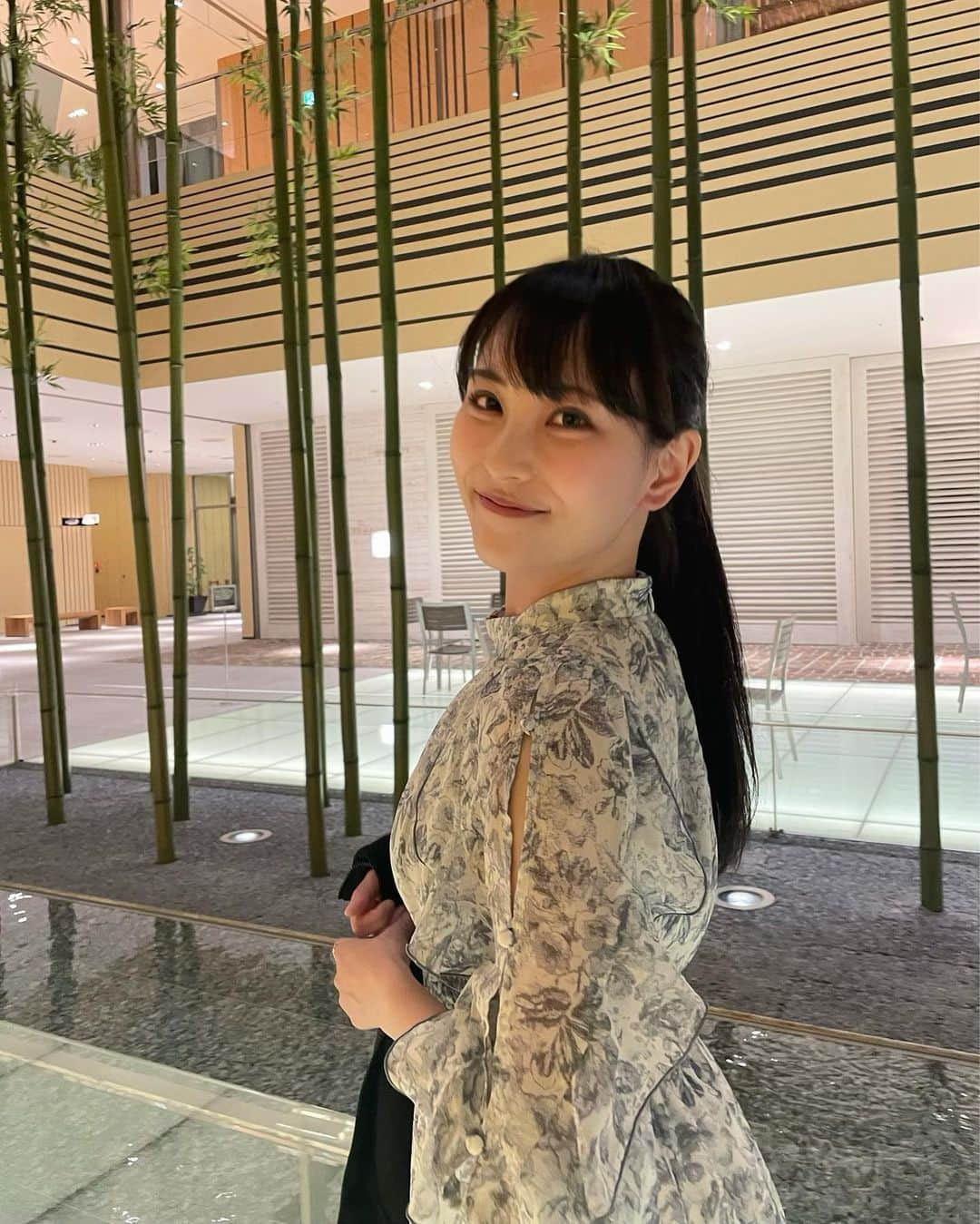 森田真理華さんのインスタグラム写真 - (森田真理華Instagram)「ロングさよなら〜🦭 人生初のロングとっても楽しかった♡ お気に入りの写真残しておく😚  #シールエクステ#ロング#エクステ #risel#risel渋谷#セルフォード#celford#ブラウス #ハーフアップ#ポニーテール#森田真理華」5月22日 18時40分 - marika__morita