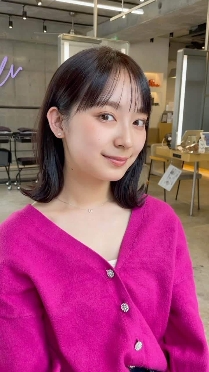 吉田達弥のインスタグラム：「りこさん Before After ✨ @riko.da_   cut ✂︎ 顔まわりを少ーし軽くしまして シースルーバングにしました✂︎  color 就活開始なので 暗めのミントグレージュ🍃  styling 外ハネだけにしました💫  #ヘアアレンジ　#カット　#ヘアカラーベージュ  #ミントカラー  #レイヤーカットロング  #おくれ毛　#編み下ろし  #ヘアアクセサリー」