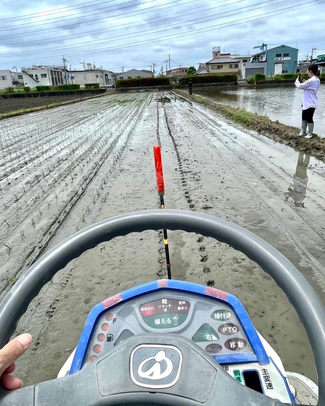 永倉由季さんのインスタグラム写真 - (永倉由季Instagram)「. . 【農業三昧①】 ⁡ まずは 河内花園にある人気店✨ 「 Dinin居酒屋BIGThuMb 」さんで打ち合わせ。 ⁡  @bigthumb_2011   ⁡  20日(土)は ⁡ シャンプーハットてつじさん ×都市型農家の西田さんの 新しいプロジェクト ⁡ ⁡ 酒造好適米「雄町(おまち)」の 初の田植えで 初めて田植え機に乗らせて頂く🌾 ⁡ ⁡ 雄町は 育てるのが難しいからこそワクワクする！ という言葉を聴いて 今後の展開が楽しみだ。 ⁡ 〜つづく〜 ⁡ #てつじの酒#東大阪市#東大阪 #シャンプーハットてつじ さん #オマチスト#雄町#田植え #農業すきな人と繋がりたい #農業女子  ⁡ . ⁡ ▶︎アメブロ更新　↓プロフリンクから　　　　　　　　　　　　　　　@yuki_nagakura67 ⁡ ✼••┈┈┈┈┈┈┈┈┈┈┈┈┈┈┈┈••✼  　　　　　 ▶︎アナウンサー・プライベート用Instagram @yuki_nagakura67 ⁡ ▶︎ブランディング用/魅せ方・伝え方・オススメ @yuki_nagakura_brushup_salon ⁡ ✼••┈┈┈┈┈┈┈┈┈┈┈┈┈┈┈┈••✼ ⁡ #顔タイプ診断 #顔タイプアドバイザー#顔タイプ診断®#フリーアナウンサー#永倉由季#女子アナコーデ  ___________________________」5月22日 18時35分 - yuki_nagakura67