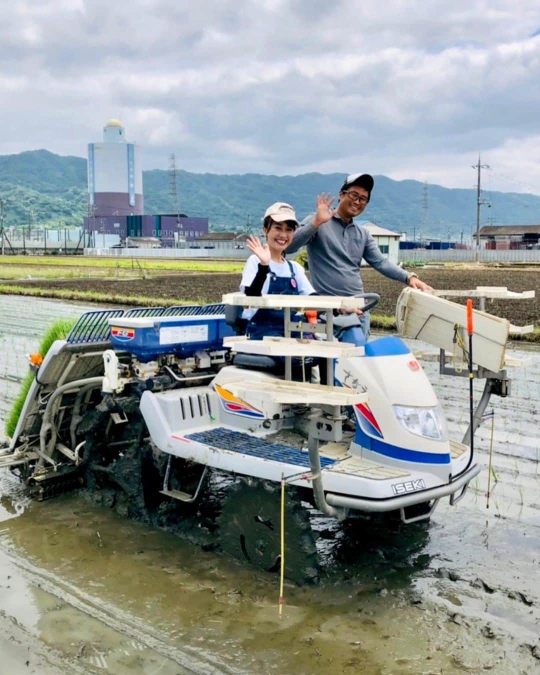 永倉由季さんのインスタグラム写真 - (永倉由季Instagram)「. . 【農業三昧①】 ⁡ まずは 河内花園にある人気店✨ 「 Dinin居酒屋BIGThuMb 」さんで打ち合わせ。 ⁡  @bigthumb_2011   ⁡  20日(土)は ⁡ シャンプーハットてつじさん ×都市型農家の西田さんの 新しいプロジェクト ⁡ ⁡ 酒造好適米「雄町(おまち)」の 初の田植えで 初めて田植え機に乗らせて頂く🌾 ⁡ ⁡ 雄町は 育てるのが難しいからこそワクワクする！ という言葉を聴いて 今後の展開が楽しみだ。 ⁡ 〜つづく〜 ⁡ #てつじの酒#東大阪市#東大阪 #シャンプーハットてつじ さん #オマチスト#雄町#田植え #農業すきな人と繋がりたい #農業女子  ⁡ . ⁡ ▶︎アメブロ更新　↓プロフリンクから　　　　　　　　　　　　　　　@yuki_nagakura67 ⁡ ✼••┈┈┈┈┈┈┈┈┈┈┈┈┈┈┈┈••✼  　　　　　 ▶︎アナウンサー・プライベート用Instagram @yuki_nagakura67 ⁡ ▶︎ブランディング用/魅せ方・伝え方・オススメ @yuki_nagakura_brushup_salon ⁡ ✼••┈┈┈┈┈┈┈┈┈┈┈┈┈┈┈┈••✼ ⁡ #顔タイプ診断 #顔タイプアドバイザー#顔タイプ診断®#フリーアナウンサー#永倉由季#女子アナコーデ  ___________________________」5月22日 18時35分 - yuki_nagakura67