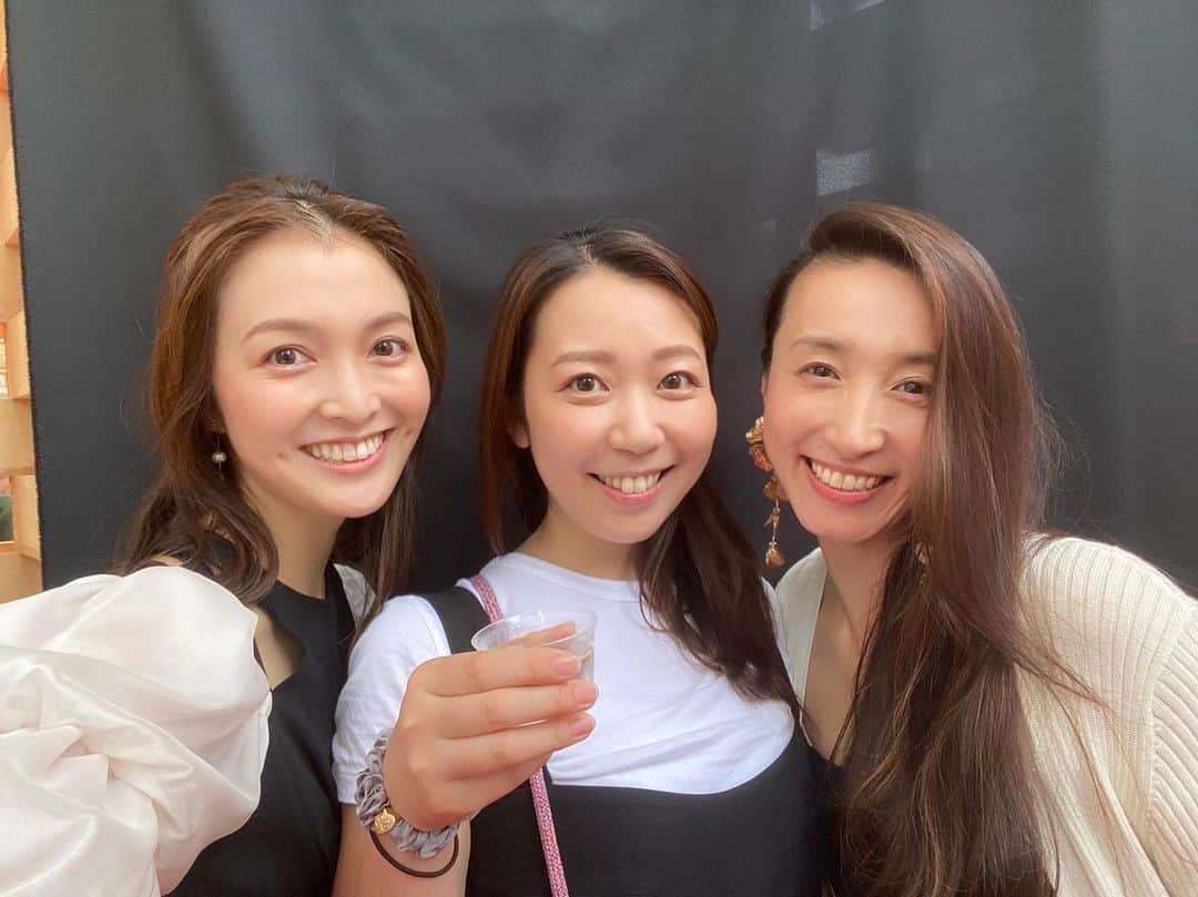 須黒清華のインスタグラム：「ちょっと前ですが… 福田と久しぶりに会えた同期と❤️ 偶然モノトーンコーデだった3人😊 コロナ禍でなかなか会えなくても、久しぶりに会うと変わらない関係って嬉しいですね✨  #同期 #モノトーンコーデ #息子 ほほぼ同い年👶 #酒好き な3人笑🍶 2人とも私より強い！よね？笑」