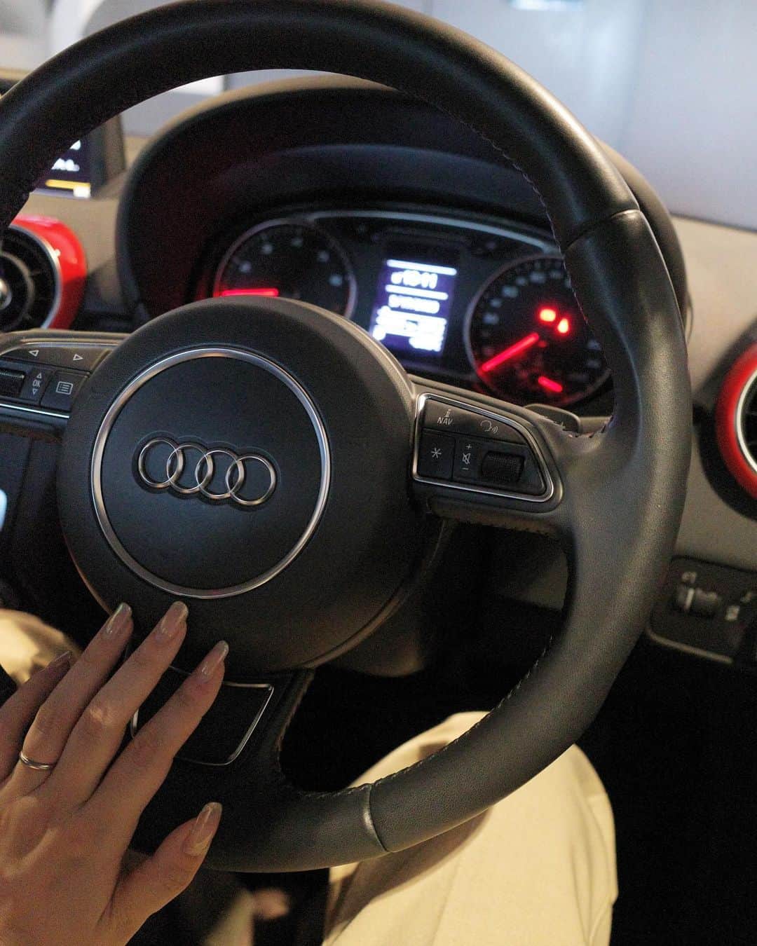 のインスタグラム：「最近の私は車を買い替えました！運転最後に記念写真を撮ったので載せます☺︎  この車は私が20歳になった時「20歳の記念に何か買おうかなぁ」と思い、 それなら自分の車を買おう！と思ったけど免許がなかったから、それから必死に頑張って免許取ったなぁと思い出が蘇りました。笑  当時の私はこの車が人生初めての高額なお買い物で、今までずっと乗ってきた思い入れのある車です。 とっても気に入っててこれといろんな場所に行って、 少し寂しいけど、おかげ様で思い出が増えたので感謝です🚗  新しく購入した車もずっと前から乗りたかった車で、運転しやすくてそれはもう最高です。 また紹介しますね☺︎」
