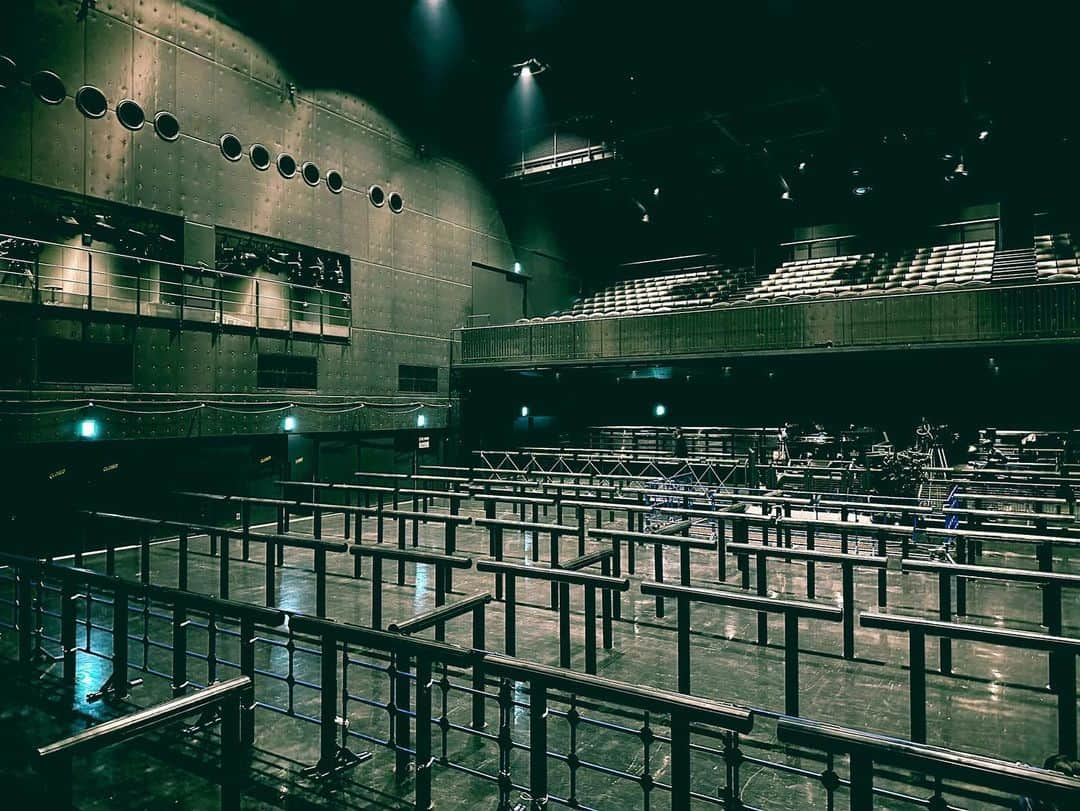 DIR EN GREYのインスタグラム：「. ［🇯🇵 JP 🇯🇵］［🇬🇧 EN 🇺🇸］ 本日！“TOUR23 PHALARIS -Vol.II-”10本目、Zepp Haneda公演！都内は最近かなり蒸し暑くなってきていて藤枝は既に汗が止まりません…💦夜は雨の予報で更に蒸し蒸しする可能性もあるので体調に気をつけてお楽しみください🐃🔥🔥 生卵と白飯のコンビ大好きマネージャー藤枝  ◤◢◤◢◤◢ ↓ 🇬🇧 EN 🇺🇸 ↓ ◤◢◤◢◤◢  Today's "TOUR23 PHALARIS -Vol.II-" 10th show at Zepp Haneda! It's getting quite hot and humid in Tokyo these days I'm already sweating...💦 It seems it'll rain tonight so it'll get even hotter, so please take care but enjoy yourselves 🐃🔥🔥🔥  Manager Fujieda, who loves the combination of raw egg and white rice!!!  #DIRENGREY #PHALARISII」