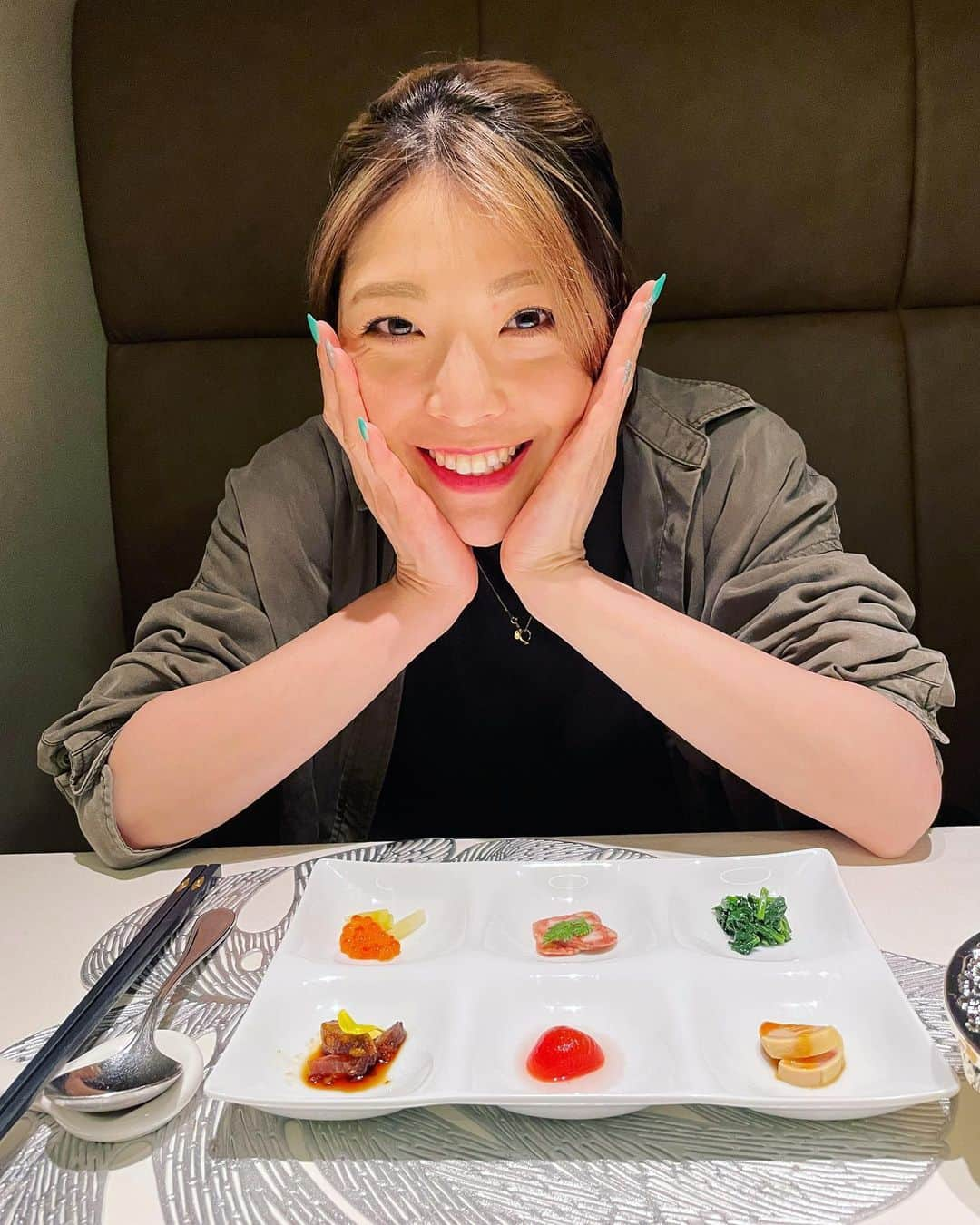 小川麻琴さんのインスタグラム写真 - (小川麻琴Instagram)「先日、日本初の初雲南料理専門店に連れて行って頂きました🫣✨  雲南料理自体、私は初めて食べたのですが  今まで食べたことのない色んな種類のキノコがたーっぷり入ったこの火鍋がね、、  キノコの旨みがめちゃくちゃ出ていて感動の美味しさだったぁ🥹✨  その他のお料理ももちろんとっても美味しくて、終始テンションが高い私🤣  健康的でヘルシーなのに、 しっかり美味しいなんて最高ですね✨  お仕事のお話も色々とできて、新しいお料理も知れて とっても楽しい時間でした☺️  #雲南料理  #御膳房  #火鍋 #きのこ #健康的  #ご馳走様でした」5月22日 18時44分 - 1029_makoto