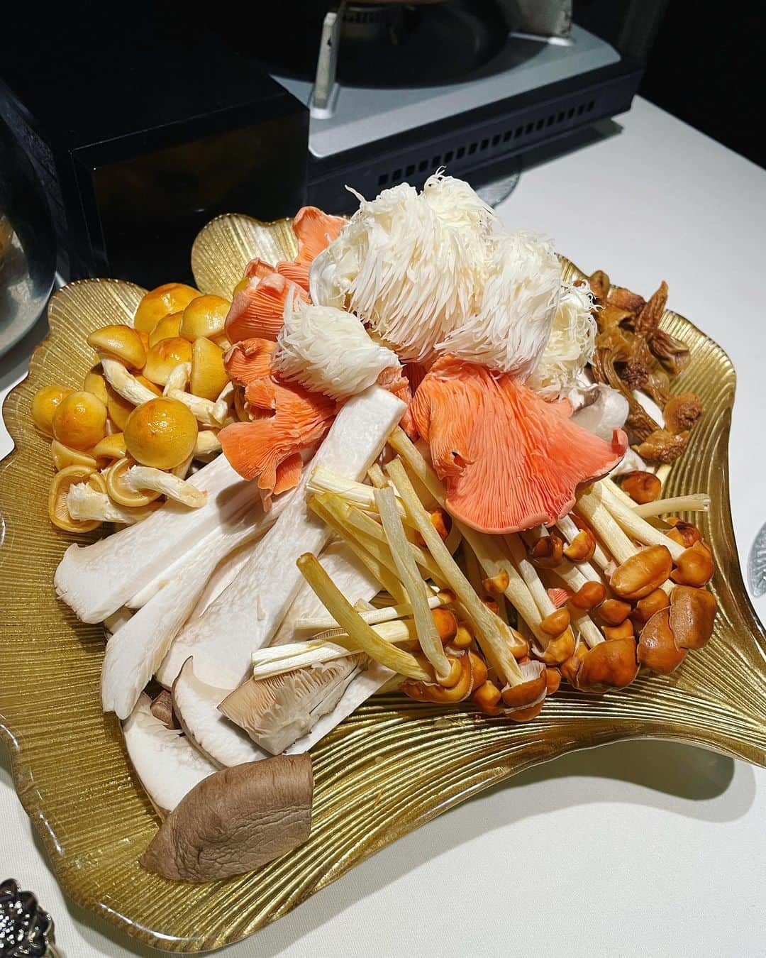 小川麻琴さんのインスタグラム写真 - (小川麻琴Instagram)「先日、日本初の初雲南料理専門店に連れて行って頂きました🫣✨  雲南料理自体、私は初めて食べたのですが  今まで食べたことのない色んな種類のキノコがたーっぷり入ったこの火鍋がね、、  キノコの旨みがめちゃくちゃ出ていて感動の美味しさだったぁ🥹✨  その他のお料理ももちろんとっても美味しくて、終始テンションが高い私🤣  健康的でヘルシーなのに、 しっかり美味しいなんて最高ですね✨  お仕事のお話も色々とできて、新しいお料理も知れて とっても楽しい時間でした☺️  #雲南料理  #御膳房  #火鍋 #きのこ #健康的  #ご馳走様でした」5月22日 18時44分 - 1029_makoto