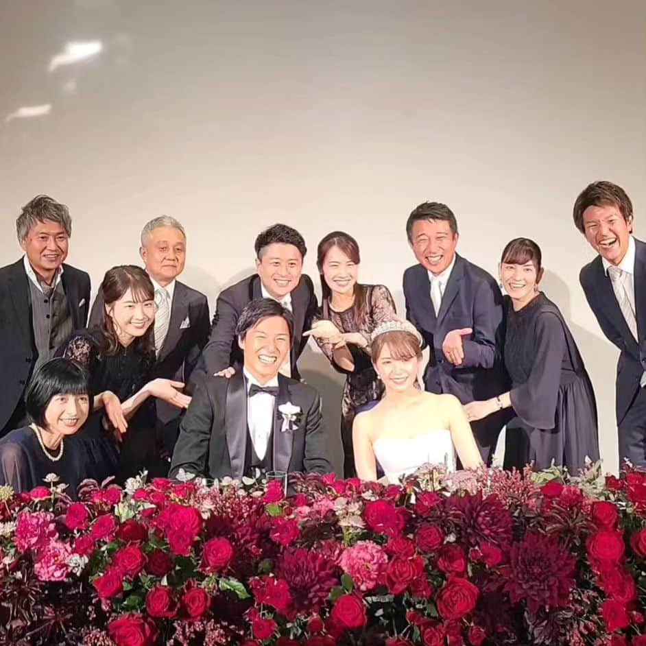 佐藤裕二さんのインスタグラム写真 - (佐藤裕二Instagram)「ハマシュン、結婚しましたーーー！！！♥♥♥  それはそれは素敵な新婦さんで それはそれは素敵なご家族に囲まれて それはそれは素敵な友人達に祝われて それはそれは素敵な披露宴でした。  ２枚目は、ハマシュン史上最高にかっこいいハマシュン  おめでとう！ 末永くお幸せに！ うましゅ〜〜〜ん！  #濱田隼 #結婚 #おめでとう#お幸せに #happywedding #うましゅん」5月22日 18時44分 - karaage_satou