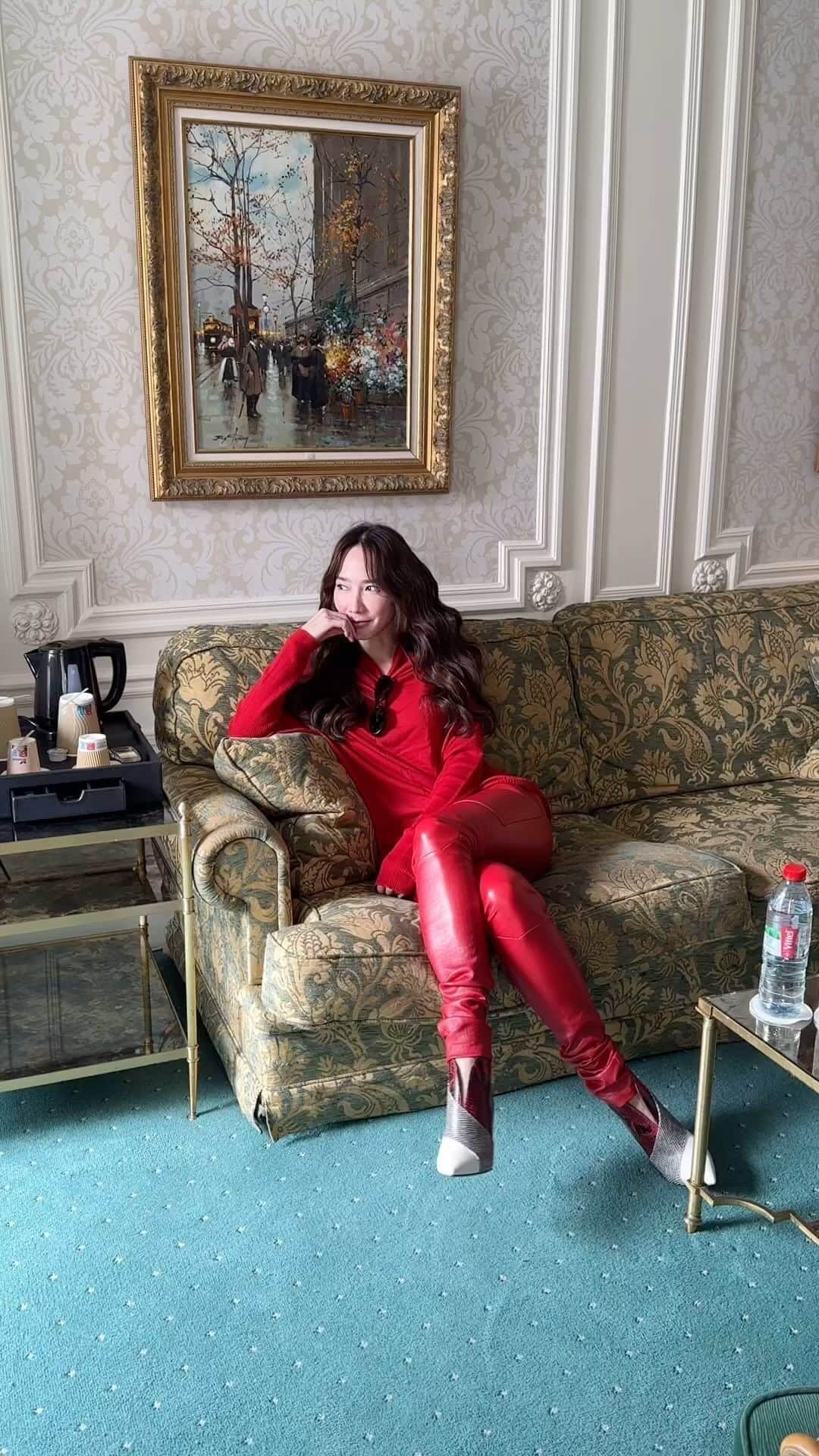 アム・パチャラパーのインスタグラム：「เขียว แดง จะออกไปกินข้าวเทศกาลอะไรดี😁」