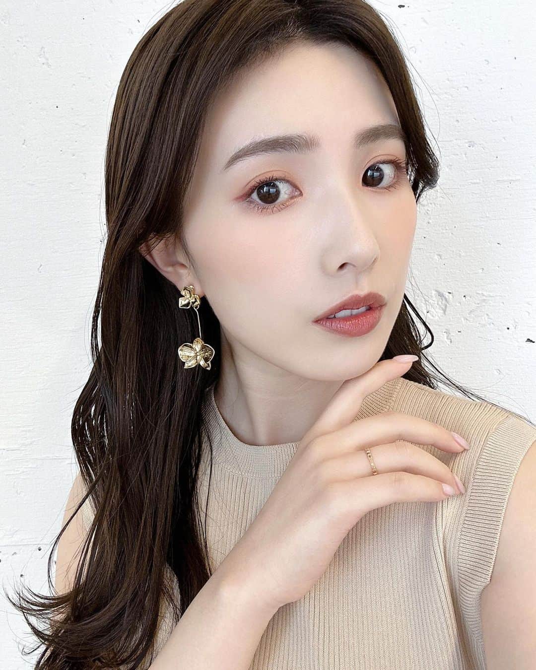 のインスタグラム：「. . 先日のセルフメイク撮影でした 抜け感オレンジベージュメイク🍊🤍  ✔︎rienda beauty パレットrienda 06 スパークリングローズ ¥6050  久しぶりにこれ使ったんだけど やっぱりラメの輝き可愛すぎて🥹✨ 改めてこのアイシャドウいいなーと！ 特にお気に入りは05のパープルモーヴ系 だけど、06もめっちゃ可愛いっ❤️‍🔥  ・左下のオレンジをアイホールの半分に 入れて広めにぼかします！ ・左上のパールたっぷりのオレンジを 下まぶた全体に✨ ・右上のベージュのカラーを目頭のくの字に  あえて赤み系のカラーを使わず 3色で仕上げてみました◎  ✔︎ celvoke アラウズ リップス 07 マホガニー ¥3,960   透け感のある仕上がりの ティントリップバーム👄 バームなのでツヤ感と潤いも◎ マホガニーは血色感のあるブラウンで 普段ブラウン系使わない私でも使いやすいっ  イヤリングは @osakana_yuki さんの  @firans_official のもの🦢  #今日のメイク#オレンジメイク#ベージュメイク#riendabeauty#パレットrienda#celvoke#セルヴォーク#アラウズリップス#ティントリップ#春メイク#夏メイク#春コスメ#夏コスメ」