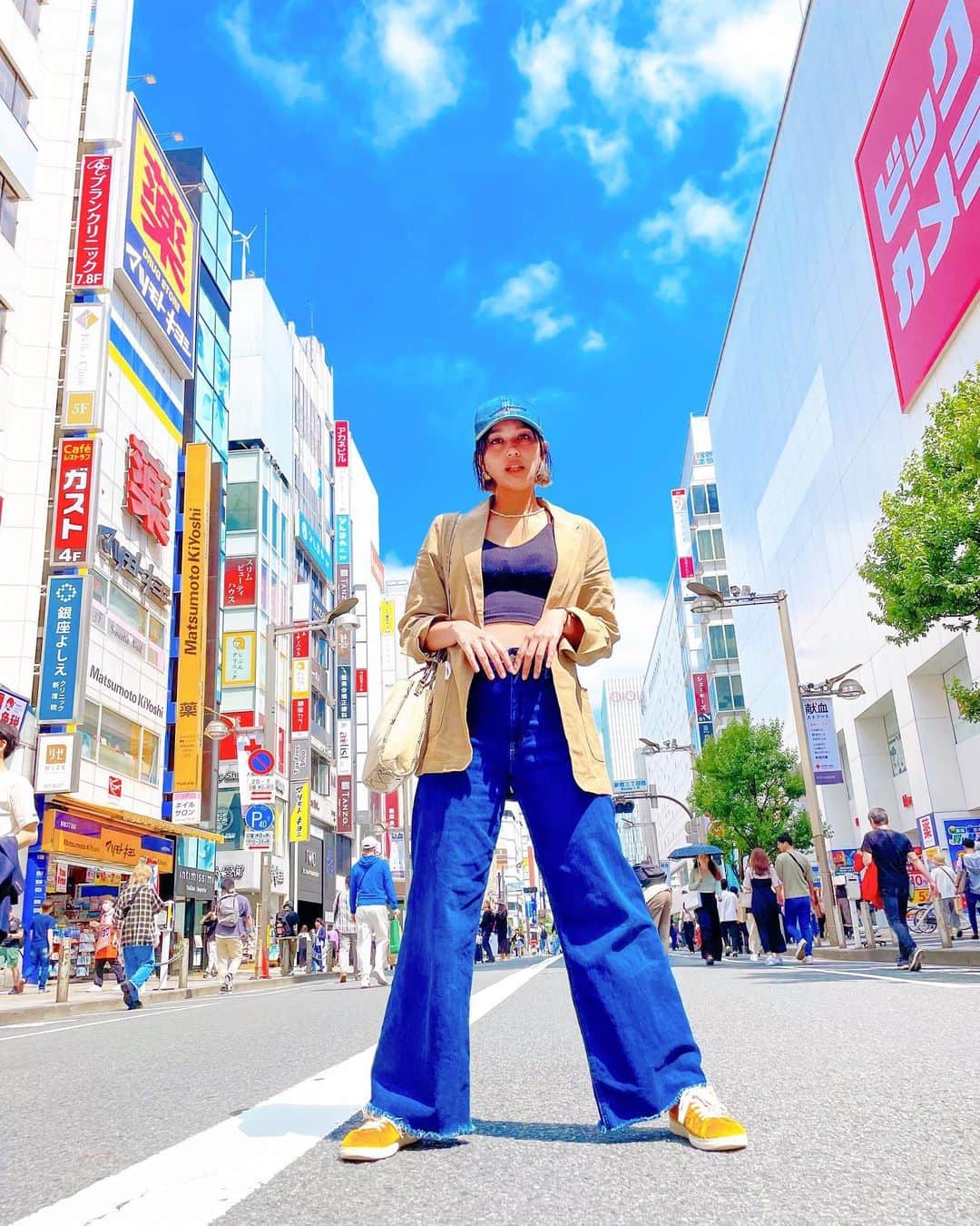 加治まやのインスタグラム：「久しぶりに新宿に行ったらホコ天をやっていた〜😳新宿でやってるの知らなかったな。 この辺は意外にも武家屋敷が多かった江戸時代🙃  #東京散歩#江戸散歩#japan#japantravel #japantrip#shinjuku#model」