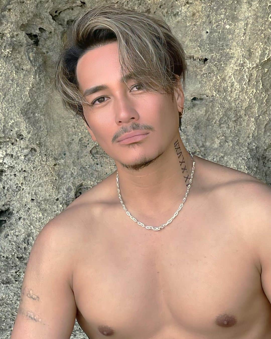 のインスタグラム：「おろしvsオールバック  いつもセットする時悩む。 どっちがいいと思いますか？？  #メンズヘア #メンズヘアセット #オールバック」
