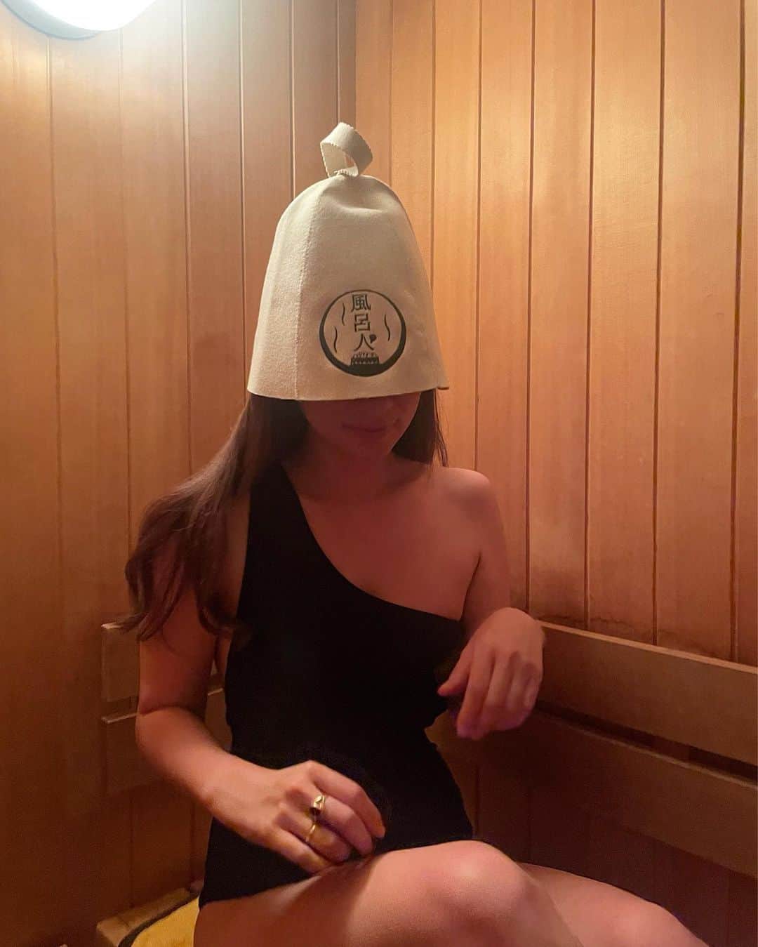 長谷川唯のインスタグラム：「・ ・ 週末は自分の好きな事をする！それこそ最高のエネルギーになる✌🏻 ・ ・  最近よく行くサウナ🧖‍♀️🧖‍♀️🧖‍♀️ @theazabusauna @theazabuhouse  ・ ・ 一言で気持ちいーーー❤️ 外気浴代わりは、温めたフルフラットの整いベッドで可能だし、オルビスを始めとした豊富なアメニティは自由に使い放題なんだよ🫶🏻設備が優秀✨ ・ ・ 深夜サウナも開始されたみたいだから今度行ってこよう😌💖  ・ ・ #suna #spa #me #サウナ #サウナハット #サウナにはハットが大事なのが分かりました #風呂人 #オロポは最近知りました」