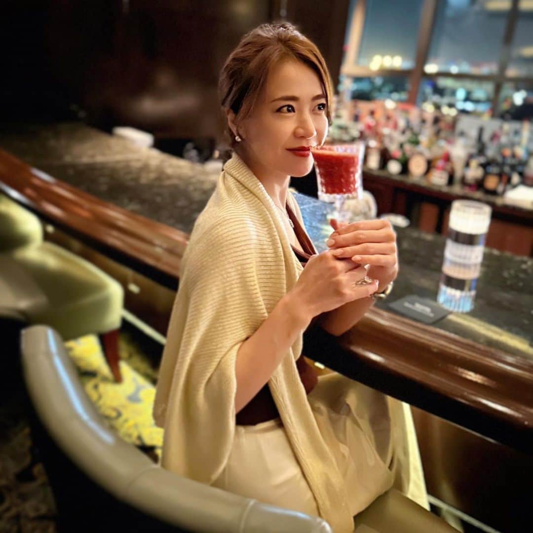 しろまっするのインスタグラム：「･ Positive vibes positive mind 🫶💛  珍しくカクテルとか頼んでみた🤭🍓🍸 でも、やっぱりワインが好き🫢🍷笑  #positivemind #wellnessjourney #tokyobar #ワイン好き  #ワイン好きな人と繋がりたい #しろまっする」