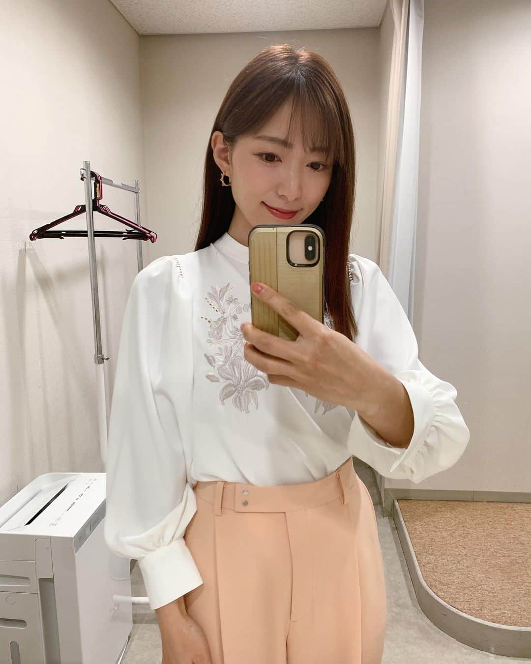 速水里彩のインスタグラム：「きょうはまっすぐ！ストレートヘア〜〜✨ いつもは巻くことが多いので新鮮😙  #東海テレビスイッチ #ヘアスタイル #ストレートヘア  #速水里彩」