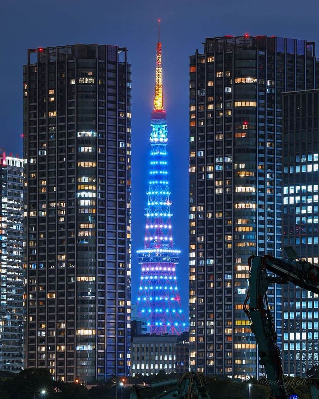 東京タワーさんのインスタグラム写真 - (東京タワーInstagram)「. 本日、月曜日は インフィニティ・ダイヤモンドヴェールの レギュラーライトアップ✨   5月は、空色（Sky Blue）です！   20時〜22時の間で点灯しておりますので 是非、お近くにいる方はご覧ください！   本日は、Your Tokyo Tower🗼から @mu_ykyk さんのお写真をご紹介！   ビルとビルの合間から顔を出す空色の東京タワーが、 碧い夜空に溶け込むようで素敵ですね〜✨   お写真ありがとうございました😊  --------------------------------  【 お知らせ 】  # your_tokyotowerで あなたの東京タワー🗼をリポスト！  皆様からの投稿どしどしお待ちしております！ （@tokyotower_official のタグ付けもよろしくね🖐）  詳細はプロフィールにある 固定されたフィード投稿から↓ @tokyotower_official  --------------------------------  #東京タワー #東京タワー🗼 #tokyotower #tokyotower🗼  #ライトアップ #lightup」5月22日 18時58分 - tokyotower_official