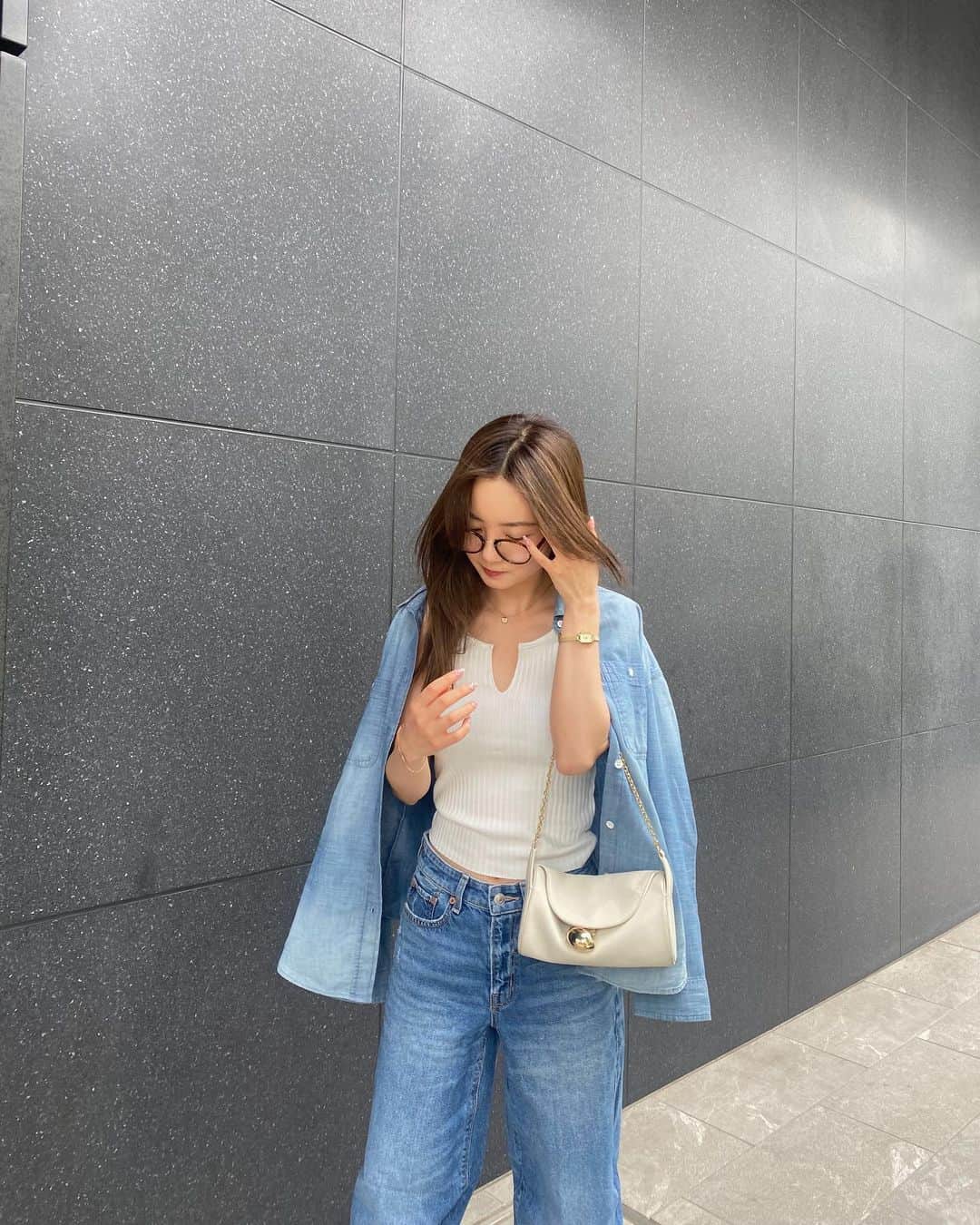 青山舞莉のインスタグラム：「denim on denim 💙  #ootd   #americaneaglejp #アメリカンイーグル #AEJeans #AE @americaneaglejp #夏コーデ #denim」
