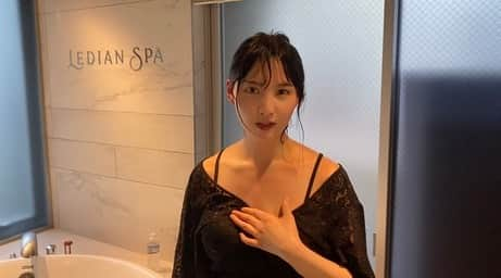 津島衣里さんのインスタグラム写真 - (津島衣里Instagram)「【vlog】新婚夫婦でサウナからのラーメン🧖🏻‍♀️🩵 YouTubeにupしたのでよかったらみてみてねっ！！ 初めての個室サウナに行ってきたよ♡  #サウナ #サウナー #サ活 #サウナ女子 #LEDIANSPA #spa #vlog #麻布十番 #夫婦 #新婚 #新婚夫婦 #新婚生活 #デート  #찜질방 #신혼부부 #수영복」5月22日 18時51分 - eritsushima_official