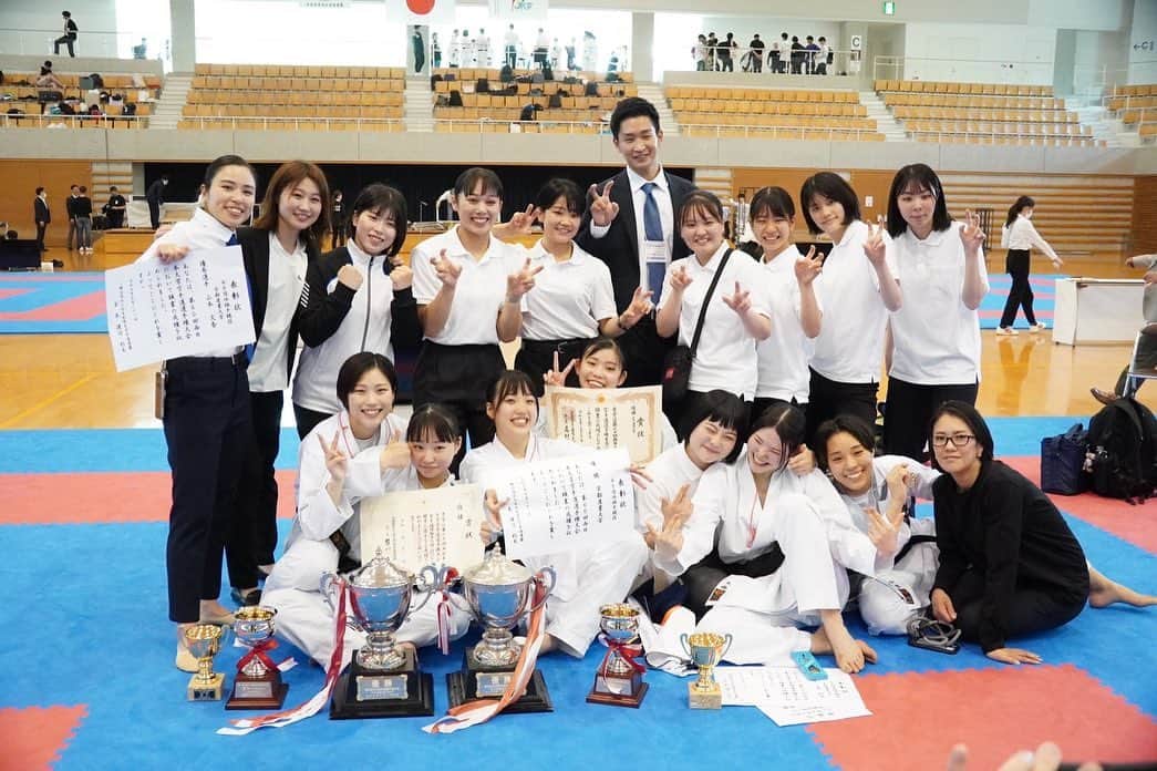 荒賀龍太郎さんのインスタグラム写真 - (荒賀龍太郎Instagram)「西日本大学空手道選手権大会 おかげさまで団体戦で男女共優勝する事ができました‼︎🏆 学生は素晴らしい試合をしてくれました。  ただ、まだ西日本。全日本優勝目指し気を引き締め直して頑張ります。  沢山の応援ありがとうございました。  #空手#西日本学生#団体戦#京産大#凡事徹底」5月22日 18時56分 - araga1016