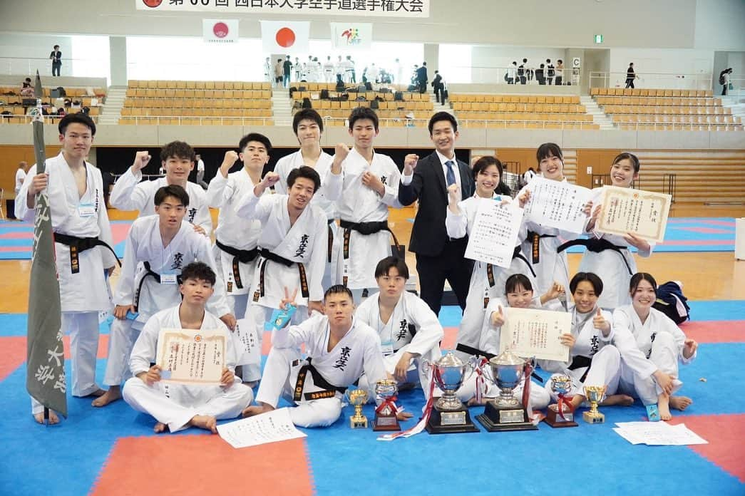 荒賀龍太郎さんのインスタグラム写真 - (荒賀龍太郎Instagram)「西日本大学空手道選手権大会 おかげさまで団体戦で男女共優勝する事ができました‼︎🏆 学生は素晴らしい試合をしてくれました。  ただ、まだ西日本。全日本優勝目指し気を引き締め直して頑張ります。  沢山の応援ありがとうございました。  #空手#西日本学生#団体戦#京産大#凡事徹底」5月22日 18時56分 - araga1016