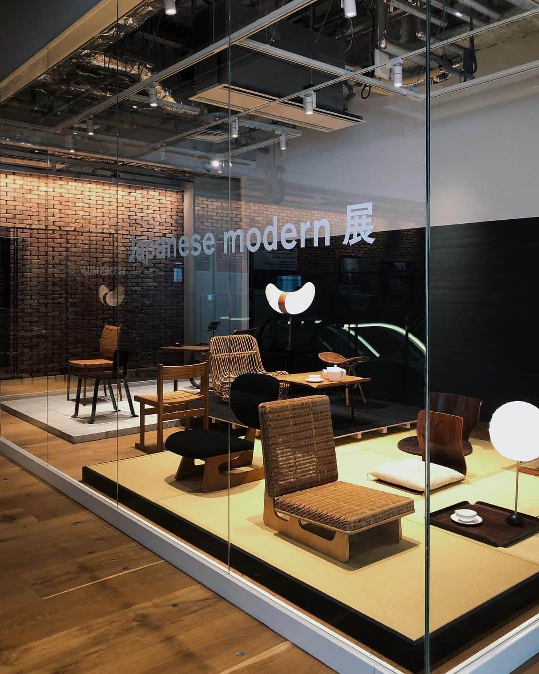 nostos booksのインスタグラム：「6月18日（日）まで無印良品銀座店・ATELIER MUJI GINZA @ateliermuji_ginza  にて開催中の「Japanese modern展」ギャラリーショップの選書にノストスブックスも参加しております。選書テーマは「モダンデザイン」。FRAGILE BOOKS @fragile_books  さんのお声がけで数社の書店が参加しておりまして、キラリと光る書籍が並んでいます。  会期中はさまざまな体験型イベントやヴィンテージ家具の展示などが行われており、ミッドセンチュリー期のモダンデザインの造形美や機能美にリアルに触れることができます。 ご来場の際にはギャラリーショップもぜひ覗いてみてくださいね。」