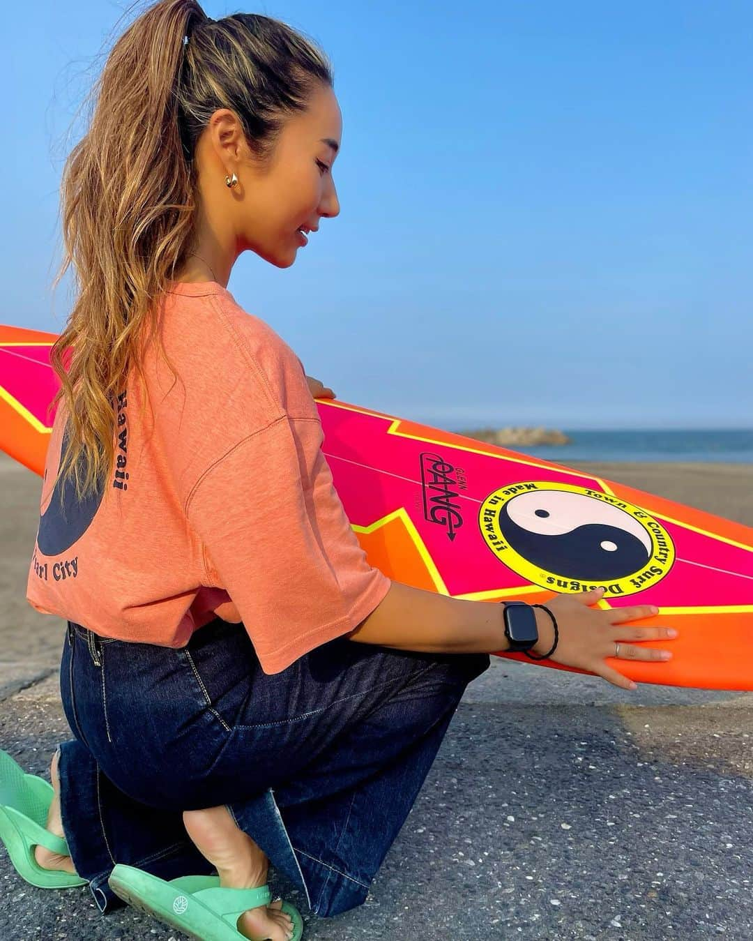 MAIMAIさんのインスタグラム写真 - (MAIMAIInstagram)「NEW surf board❤️❤️ My new surfboard is so cool🔥😍  なんとなんと！✨1971年から歴史のある！ あの！世界のタウカンボードをカラーも全部私が決めてオリジナルオーダーで作っていただきました☺️💕 誰もが知ってるTown&country🔥 @tcsurfboards   昨年から何度かテストライドしてこのHRTモデルの5'6が最高に良くってハワイの有名なグレンパングさんにシェイプしていただきました😍 @gpangsurf  サーフボードはデザインとかカラー決めるのがほんとに楽しくて派手派手にするのが好き❣️🤣✨ タウカンらしいクラシックで懐かしいデザインにしてもらいました☺️💕  派手好きの私に合うこの色で裏面はオレンジ🍊🧡  もう可愛すぎてやばい🥹❣️笑  オールラウンドで使えるハイブリッドモデルで初のスワローテール✨  ハワイでしか買えなかったタウカンボードがなんと！ムラサキスポーツオンラインショップでも販売開始されました😍  新しく日本のアカウントも開設されたみたいです！ オーダーなどはこちらから可能になった様なので気になる方は是非DMしてみてください💁‍♀️💕 @tcsurfboards_jp   #townandcountrysurfboards  #tcsurf  #tcsurfboards  #hawaii  #80s  #glennpang  #サーフィン女子  #サーフィンライフ  #サーフィン好きと繋がりたい  #サーフィンのある生活  #波乗り女子  #surfgirl  #タウカン  #タウンアンドカントリー  #サーファーガール #波乗り好きな人と繋がりたい  #波乗りのある生活  #移住生活  #サーフボード  #クラシック  #一ノ宮海岸  #九十九里  #千葉サーフィン  #surfer  #surfergirl  #surferlife  #surfboard」5月22日 19時06分 - maimaidesuyan