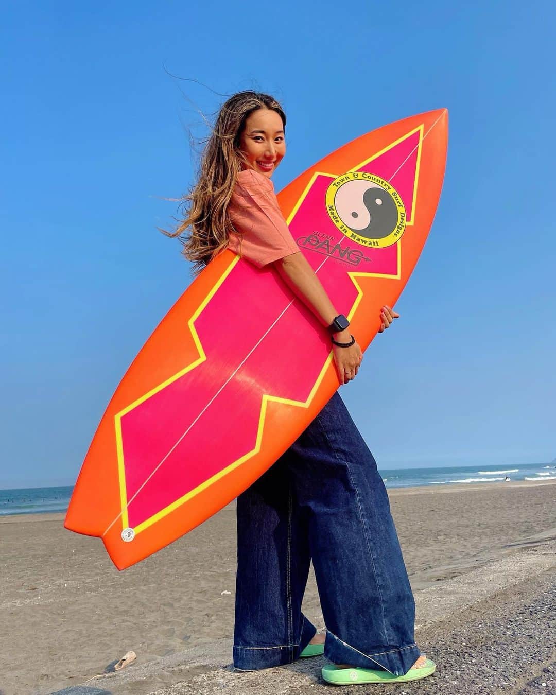 MAIMAIのインスタグラム：「NEW surf board❤️❤️ My new surfboard is so cool🔥😍  なんとなんと！✨1971年から歴史のある！ あの！世界のタウカンボードをカラーも全部私が決めてオリジナルオーダーで作っていただきました☺️💕 誰もが知ってるTown&country🔥 @tcsurfboards   昨年から何度かテストライドしてこのHRTモデルの5'6が最高に良くってハワイの有名なグレンパングさんにシェイプしていただきました😍 @gpangsurf  サーフボードはデザインとかカラー決めるのがほんとに楽しくて派手派手にするのが好き❣️🤣✨ タウカンらしいクラシックで懐かしいデザインにしてもらいました☺️💕  派手好きの私に合うこの色で裏面はオレンジ🍊🧡  もう可愛すぎてやばい🥹❣️笑  オールラウンドで使えるハイブリッドモデルで初のスワローテール✨  ハワイでしか買えなかったタウカンボードがなんと！ムラサキスポーツオンラインショップでも販売開始されました😍  新しく日本のアカウントも開設されたみたいです！ オーダーなどはこちらから可能になった様なので気になる方は是非DMしてみてください💁‍♀️💕 @tcsurfboards_jp   #townandcountrysurfboards  #tcsurf  #tcsurfboards  #hawaii  #80s  #glennpang  #サーフィン女子  #サーフィンライフ  #サーフィン好きと繋がりたい  #サーフィンのある生活  #波乗り女子  #surfgirl  #タウカン  #タウンアンドカントリー  #サーファーガール #波乗り好きな人と繋がりたい  #波乗りのある生活  #移住生活  #サーフボード  #クラシック  #一ノ宮海岸  #九十九里  #千葉サーフィン  #surfer  #surfergirl  #surferlife  #surfboard」