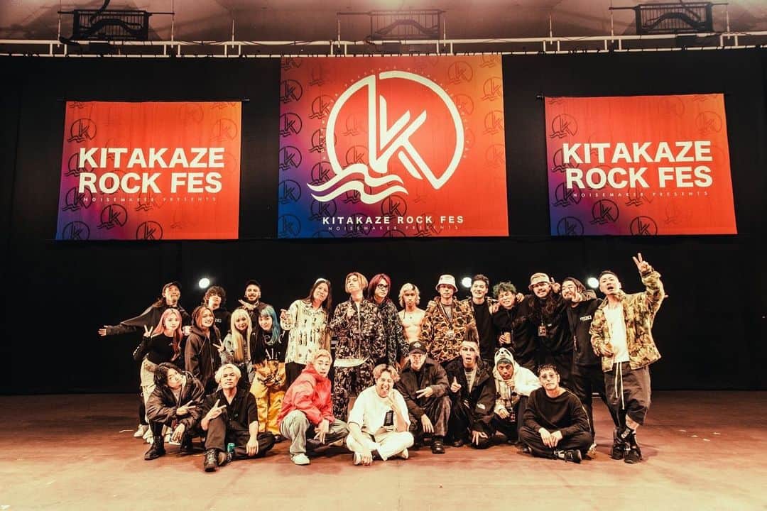 YU-KIのインスタグラム：「KITAKAZE ROCK FES.2023 無事に終了🔥  とにかくですね このフェスに携わってくれたみんな一人一人に心からのありがとうを🫶  全アーティスト、めっちゃくちゃにカッコ良かったなあ みんなが全力で楽しんでる姿も、めちゃくちゃカッコ良かった 朝から晩まで支えてくれるスタッフの皆さんも、本当にカッコ良かった  足りないところも全部ひっくるめて、 全てが誇りに思えました  もちろんまだまだ大きくしたいから もっともっとみんなに北海道好きになってほしいから 北海道はちょっとライブしに行くのハードル高いよねーって言われないようにしたいから 逆に 北海道は絶対外さない！ってしたいから この2日間で吹いた熱を、 キタカゼをみんなで紡いでいけたら本望です  KITAKAZE ROCK FES. 次回へ続く🔥  📸 by @nekoze_photo   #NOISEMAKER #KITAKAZE #KITAKAZEROCKFES2023 #AgeFactory  #coldrain  #CrystalLake #FIVENEWOLD #ハルカミライ  #Paledusk  #ROTTENGRAFFTY  #SiM  #SPARKSOUNDSHOW  #我儘ラキア」