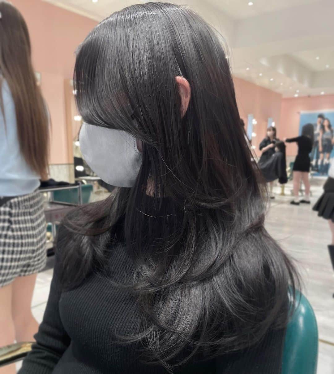 原涼香のインスタグラム：「#레이어드컷 🖤 巻いても巻かなくても可愛い人気STYLE🎀 ㅤㅤㅤㅤㅤㅤㅤㅤㅤㅤㅤㅤㅤ オススメmenu ⚫︎カット ⚫︎プレミアムケアカラー ⚫︎HITAトリートメント ㅤㅤㅤㅤㅤㅤㅤㅤㅤㅤㅤㅤㅤ ㅤㅤㅤㅤㅤㅤㅤㅤㅤㅤㅤㅤㅤ  ㅤㅤㅤㅤㅤㅤㅤㅤㅤㅤㅤㅤㅤ #SHIMA#韓国ヘア#韓国スタイル#レイヤーカット#ワンホンヘア#ワンホン#ダークトーン#網紅#初カラー#暗髪#ベージュカラー#ラベンダーカラー#グレージュ#オリーブカラー#透明感カラー#銀座美容院#銀座美容室#美容師#시스루뱅#레이어드컷#koreanhair」