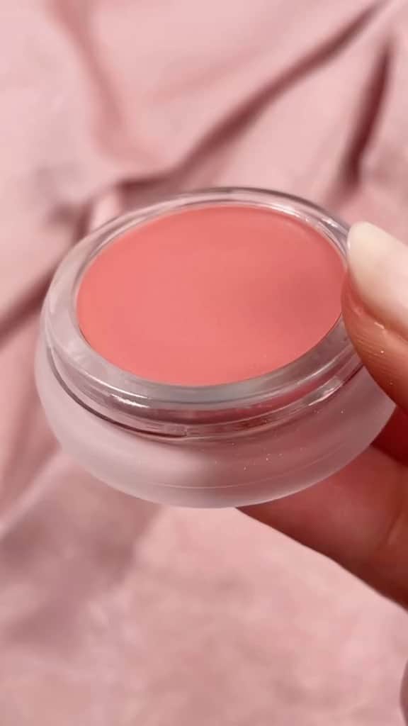 rms beautyのインスタグラム：「. 唇にも頬にも使用できるクリームカラー❤  ロングセラーの『リップチーク』は ローズ・マリーの長年のメイク経験をもとに 開発された、こだわりの全7色展開✨  🍓モデスト 無邪気さと色っぽさを奏でる温かみのあるベリーピンク  💖デミュア 意思のあるモーブカラーを混ぜたやさしいローズピンク  🌹イリューシブ 凛とした気品ただようバーントローズ  🤎スペル ヌーディーでモダンなアンティークローズカラー  🍊ロストエンジェル 微細なラメの入った透明感のあるコーラルピンク  🧡スマイル（公式オンラインストア限定） 肌の透明感を強調するコーラルピンク  🍒ビーラブド どんな肌色にもマッチするピュアレッド  みなさんのお気に入りはどのカラーですか？😘 絵文字やコメントでぜひ教えてください✨  #rms #rmsbeauty #rmsbeautyjapan #アールエムエス #リップチーク #リップ #チーク #クリームチーク #リップグロス #リップスティック #リップケア #ツヤメイク #ツヤ感 #cosmekitchen #コスメキッチン #makeupkitchen #メイクアップキッチン #ZOZOCOSME #ナチュラルコスメ #クリーンビューティー」