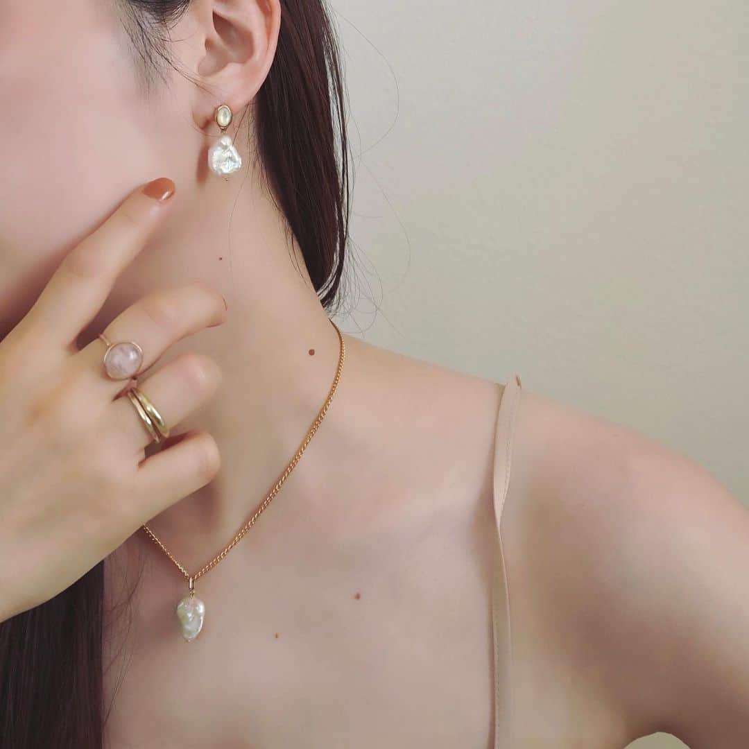 のインスタグラム：「いよいよ今週の金曜日にÜME6周年記念フェアがスタート！🥳 ⁡ 今回ノベルティは、チャーム or 2万円以上のご購入でプレゼントとなります！ 2万円以下のチャームでも、ノベルティプレゼントの対象になります✨ ⁡ 個人的には、写真のようにノベルティのゴールドネックレスと合わせてご着用いただけるし、2万円以下でもプレゼント対象になる、とてもお得な方法なのでチャームとセットでゲットするのがお勧めです☺️💕 ⁡ 写真で合わせているのは、K18バロックパールチャーム。 K10白蝶貝バロックパールピアスと合わせるとより華やかでお勧めです🌿 ⁡ ⁡ あと！ぜひお忘れなく1500円OFFクーポンも使ってくださいね👍🏻 クーポンコード：『6ani15』 ⁡ ⁡ ⁡ ◾︎ÜME6周年記念フェア 5/26(金)19:00〜31(水)22:00 ー フェア特典 ー ❶チャーム or 2万円以上のご購入でノベルティ(SV925ゴールドネックレス)プレゼント ★チャームをご購入の場合は2万円以下でもノベルティをプレゼントいたします！ ★画像のネックレスがノベルティのネックレスです。 ❷クーポンコード「6ani15」ご入力で1,500円OFF ★お一人様一回限り  @umejewelry_official  #jewerly_ume#ÜME#ユーミー#金属アレルギー対応ジュエリー#ジュエリー#ノベルティプレゼント#ゴールドネックレス」
