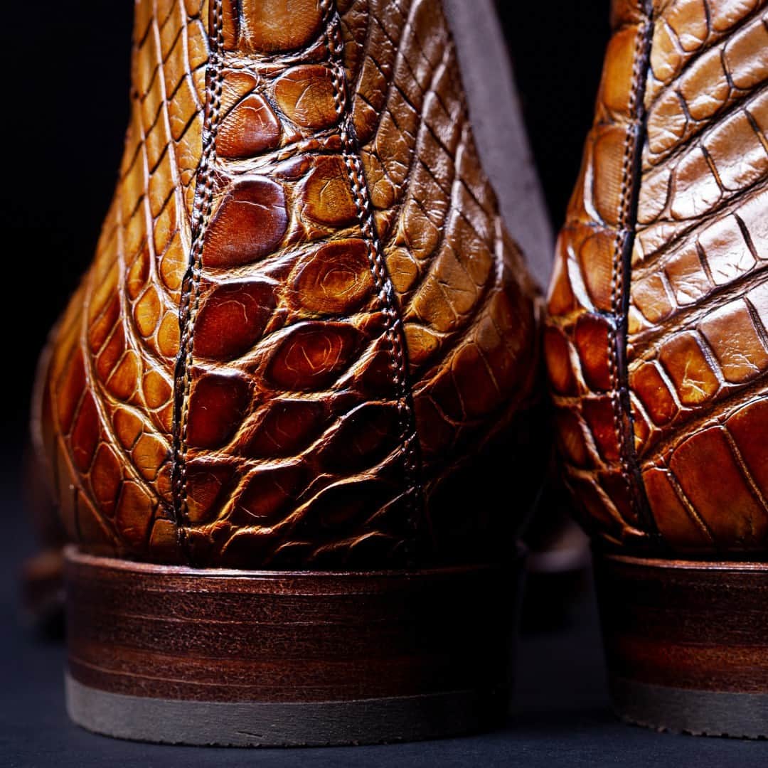 サンクリスピンさんのインスタグラム写真 - (サンクリスピンInstagram)「Crocodile. For the man who prefers to let his shoes do the talking…⠀⠀⠀⠀⠀⠀⠀⠀⠀ ⠀⠀⠀⠀⠀⠀⠀⠀⠀ #shoes #handmadeshoes #madetoorder #mtoshoes #bespokeshoes #handwelted #shoeporn #madebyhand #shoestagram #agentlemanschoice #onlyforgentlemen」5月22日 22時31分 - saintcrispins