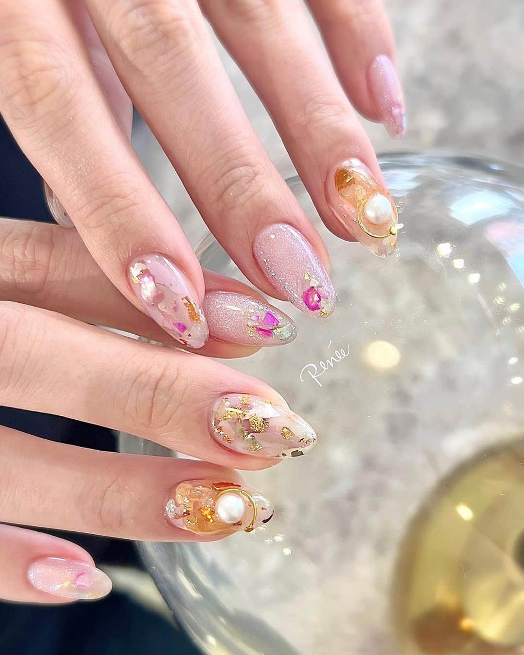 ネイルサロンレネのインスタグラム：「. ◻︎きれいめニュアンス~ ⁡ 箔やシェルをつかった 簡単アート🫶🏼💗 ⁡ ⁡ Renée 梅田店 2023年1月18日(水) 📢拡張リニューアルオープン！📢 移転先→ 530-0027 大阪府大阪市北区堂山町1-2 R&Eビル3階 ⁡ ⁡ Renée公式LINE ───────  【@bos7903t】←※@から入力🔍 ⁡ メニューに迷った方やご相談は LINEにて受け付けております。 ⁡ リピート率95% TV.メディア出演 スタッフ全員資格保持者 カラー300種類以上 パーツ1000種類以上 雑誌掲載デザイン多数 ⁡ ▶︎▶︎▶︎初回クーポンご利用頂けます ￣￣￣￣￣￣￣￣￣￣￣￣￣￣￣￣ ご予約はプロフィールTOPのリンク内 URLをご利用下さい。 ⁡ ⁡ #nail#ネイル# #大阪ネイルサロン#梅田ネイルサロン#おしゃれネイル#お洒落ネイル#シンプルネイル#きれいめネイル#大人ネイル#上品ネイル#ナチュラルネイル#ヌーディネイル#美フォルムネイル#美フォルム#ハイクオリティフォルム#ちゅるんネイル#フィルイン#シェルネイル」
