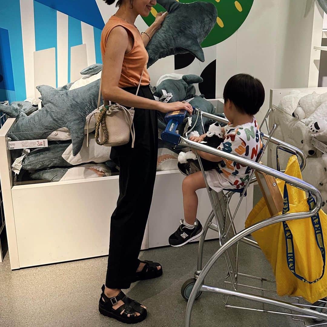 美生のインスタグラム：「IKEA🇸🇪 ⁡ ⁡ 子供たちの体調不良で お出かけできない週末も続きましたが、 日曜日は家族揃ってIKEAへ！ ⁡ ⁡ IKEAのぬいぐるみコーナーを 手ぶらで抜け出せる日は来るのでしょうか🤷🏻‍♀️ ⁡ ⁡ @donobanweb のサンダルは new typeが登場しました♡ ⁡」
