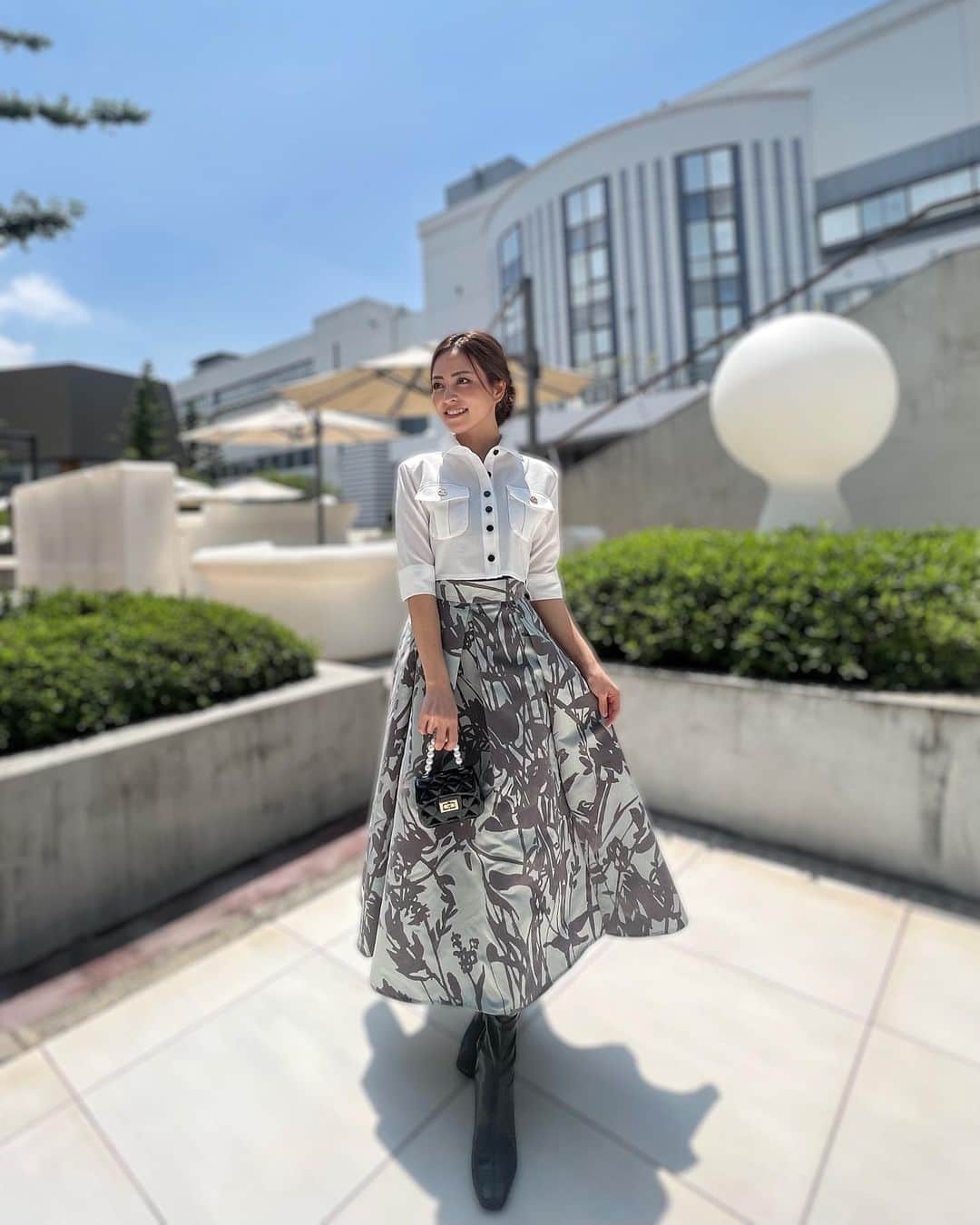 新垣樹里のインスタグラム：「結婚式コーデ⛪️  友達のウェディング姿が美しくて 今でも余韻…🥹🤍  自分の事のように幸せ！  🏷 @gu_for_all_  @fray_id  @thankyoumart   このミニバック いくらだと思う？🤭  撮影用で買ったんやけど 実はサンキューマートの！ ¥390で値段も可愛い！  でも撮影以外で 使えると思ってなかったから 今回の活躍に拍手👏🏻  リップとハンカチ入れて ちょうどよかった！  #結婚式コーデ#お呼ばれコーデ」