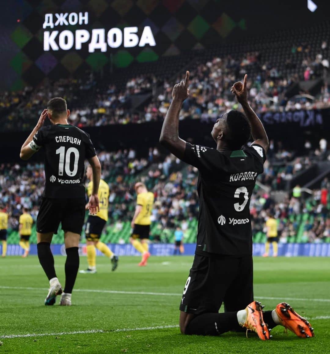 のインスタグラム：「Gran trabajo del equipo para sumar otra victoria en casa. Feliz por poder ayudar con un gol y un asistencia.  Vamos 💪🏾💚 @fckrasnodar」