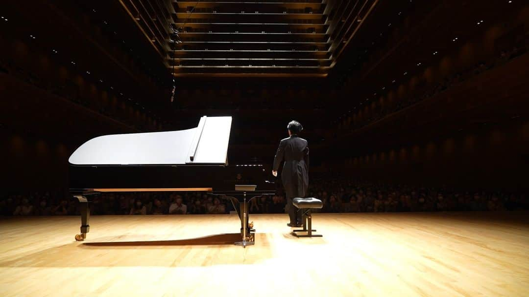 福間洸太朗さんのインスタグラム写真 - (福間洸太朗Instagram)「On March 4th, I had the privilege to give a recital at the Tokyo Opera City Concert Hall. I played "Nachtmusik" program in the "afternoon concert" series. The official mascot character "Tanoon" appeared towards the end and we did a little collaboration in the encore piece, it was fun!  Thank you to all the people who came to the concert and supported me!  随分時間が経ってしまいましたが、３月４日は東京オペラシティ・コンサートホールでリサイタルしました。私にとって事務所移籍後の初となるジャパン・アーツ主催のリサイタルでした。『ナハトムジーク』プログラムを大勢のお客様に聴いていただき嬉しかったですし、最後はたぬ～んとも少しコラボできて楽しかったです！ お越しくださった皆様、運営スタッフの皆様、有難うございました！  #TokyoOperaCity #ConcertHall #PianoRecital #Nachtmusik #東京オペラシティ #コンサートホール #ピアノリサイタル #アフタヌーンコンサート #たぬ～ん #ナハトムジーク」5月22日 19時12分 - kotarofsky