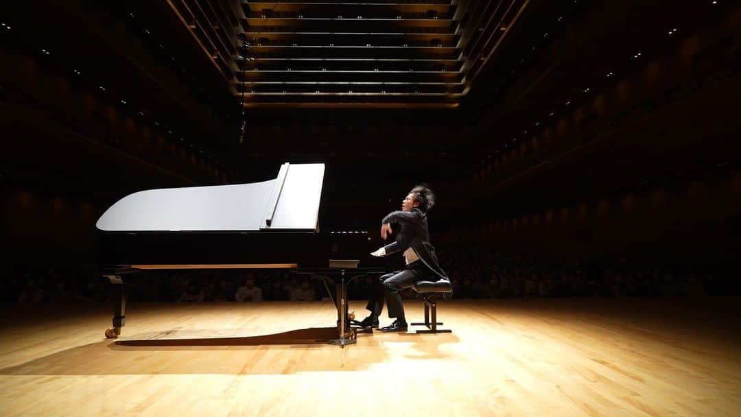 福間洸太朗さんのインスタグラム写真 - (福間洸太朗Instagram)「On March 4th, I had the privilege to give a recital at the Tokyo Opera City Concert Hall. I played "Nachtmusik" program in the "afternoon concert" series. The official mascot character "Tanoon" appeared towards the end and we did a little collaboration in the encore piece, it was fun!  Thank you to all the people who came to the concert and supported me!  随分時間が経ってしまいましたが、３月４日は東京オペラシティ・コンサートホールでリサイタルしました。私にとって事務所移籍後の初となるジャパン・アーツ主催のリサイタルでした。『ナハトムジーク』プログラムを大勢のお客様に聴いていただき嬉しかったですし、最後はたぬ～んとも少しコラボできて楽しかったです！ お越しくださった皆様、運営スタッフの皆様、有難うございました！  #TokyoOperaCity #ConcertHall #PianoRecital #Nachtmusik #東京オペラシティ #コンサートホール #ピアノリサイタル #アフタヌーンコンサート #たぬ～ん #ナハトムジーク」5月22日 19時12分 - kotarofsky